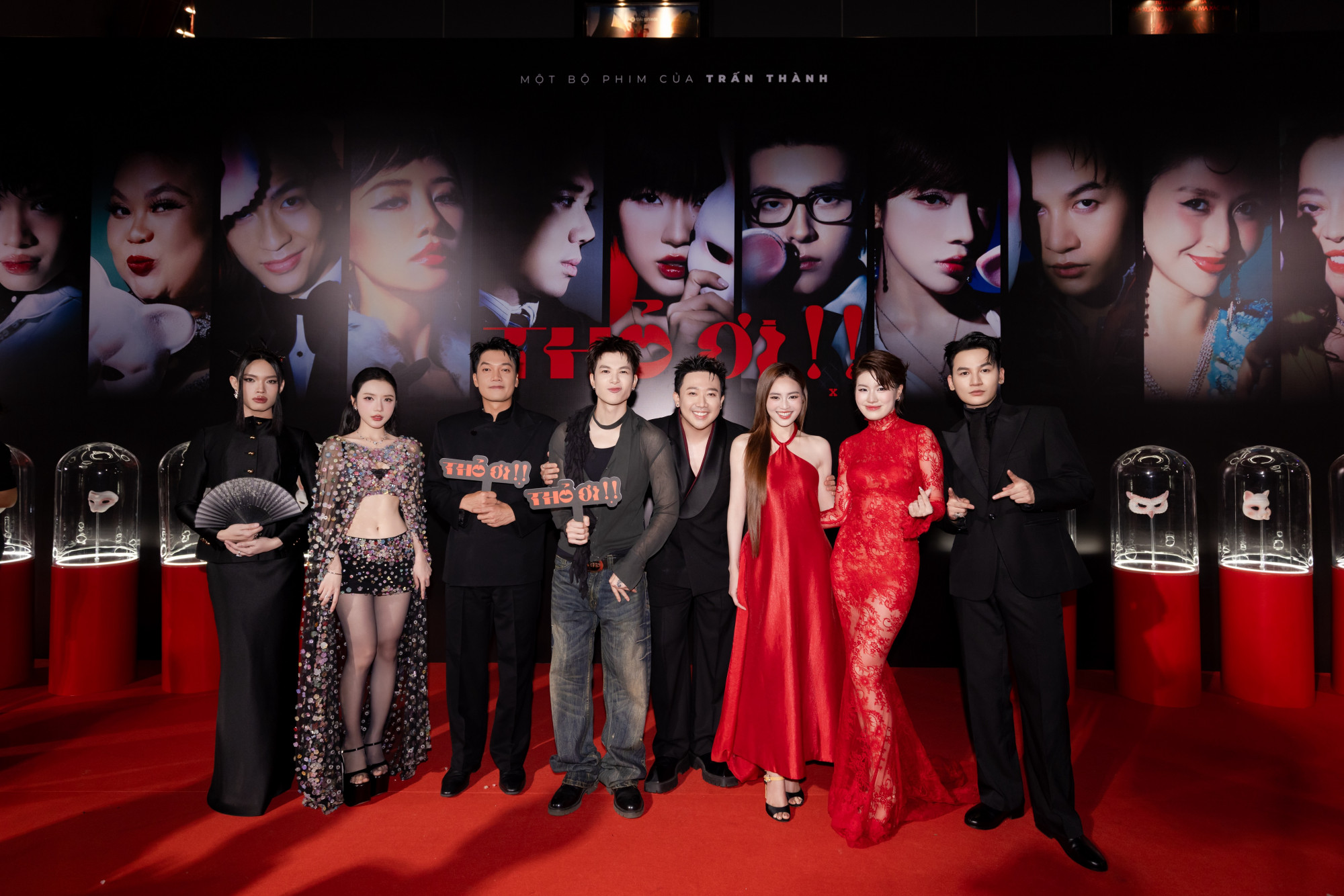 Dàn cast Running Man mùa 3 gồm Quang Tuấn, Anh Tú Atus và Ninh Dương Lan Ngọc đến chia vui cùng Trấn Thành 