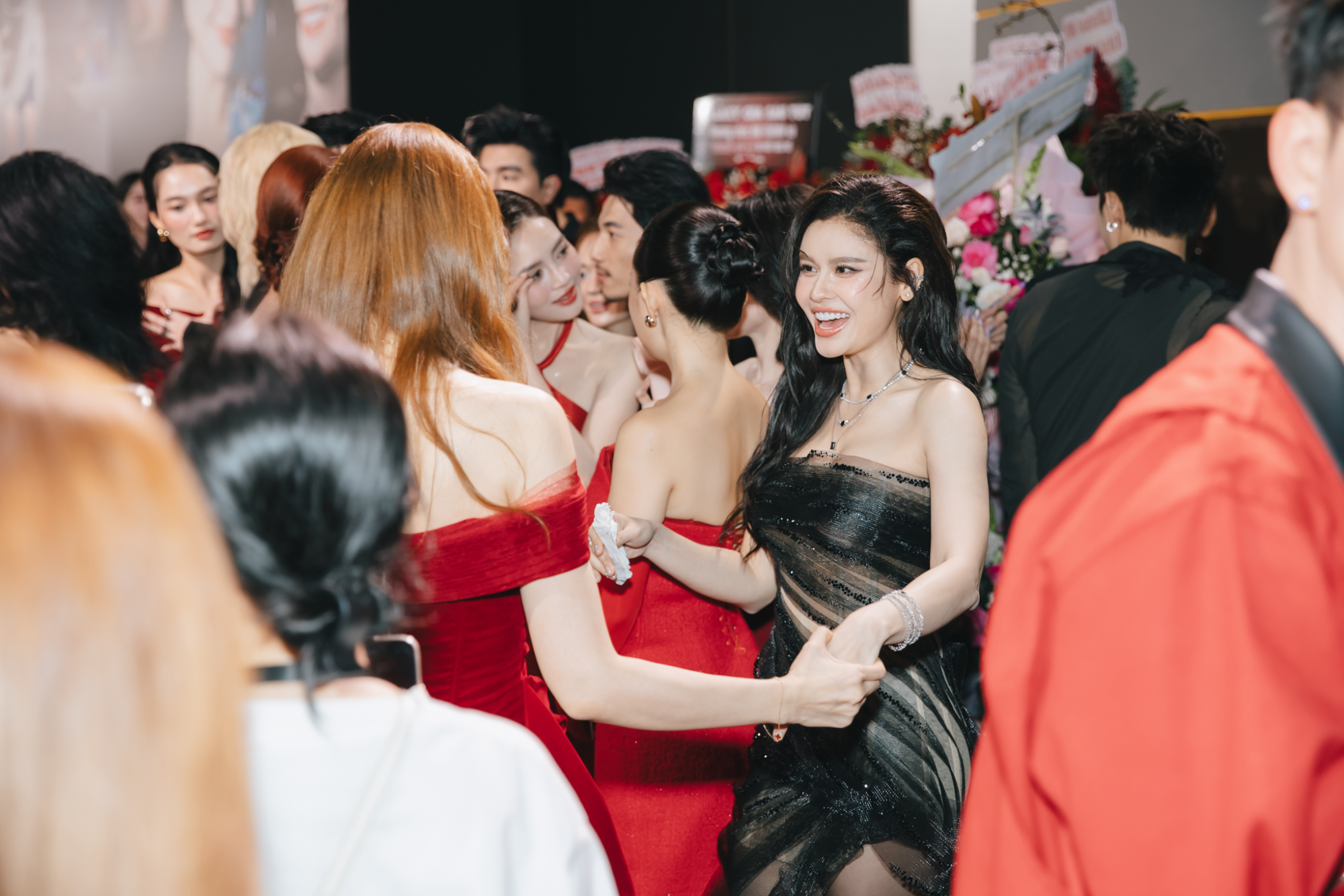   Nữ diễn viên Trương Quỳnh Anh vui mừng hội ngộ cùng đồng nghiệp. Cô là một trong những người bạn thân thiết của gia đình Trấn Thành- Hari Won