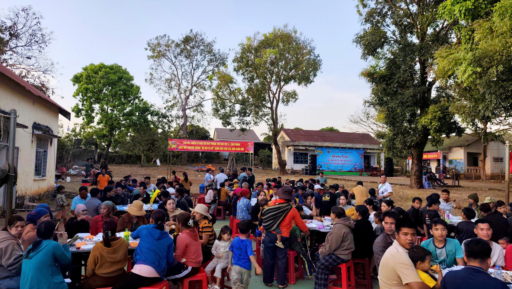 Trong không khí rộn ràng chuẩn bị đón Tết Nguyên đán Bính Ngọ 2026, các đơn vị thuộc Bộ Chỉ huy Quân sự tỉnh Gia Lai đã tổ chức đón tết cùng bà con nhân dân các dân tộc trên địa bàn.