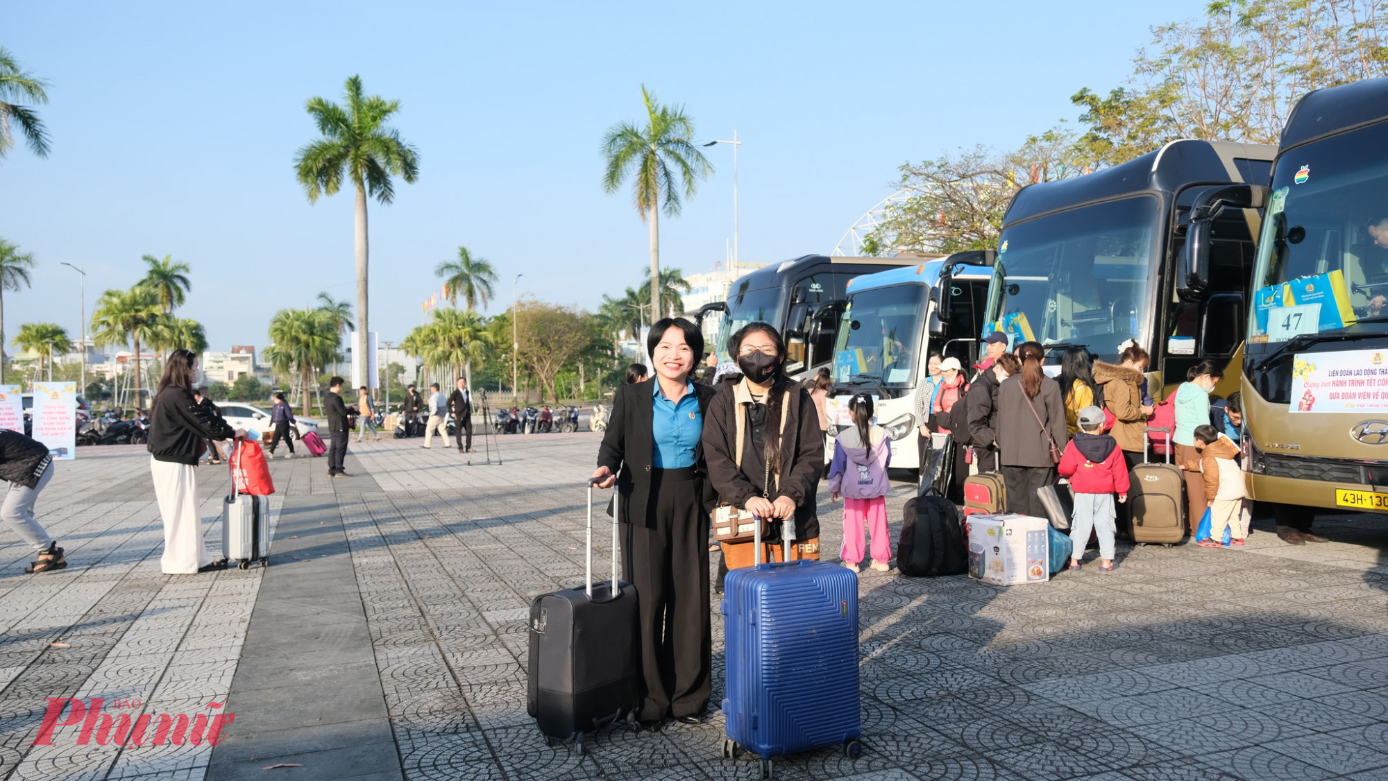 Gia đình các công nhân háo hức về quê đón Tết.