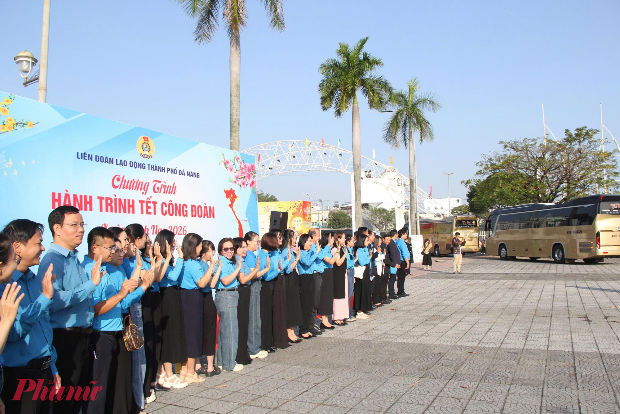 Cán bộ Công đoàn Đà Nẵng tiễn người lao động lên xe về quê đón Tết.