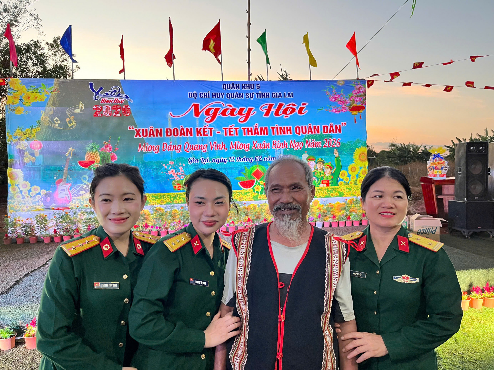 Cùng đồng bào vui đón Tết, các đơn vị đồng thời tuyên truyền đường lối chủ trương của Đảng, chính sách, pháp luật của Nhà nước; Đội văn hóa tuyên truyền cơ sở phối hợp tổ chức 4 buổi biểu diễn văn nghệ tại các xã Ia Rbol, xã Ia Grai, xã Ia Krêl, xã Đăk Pơ.