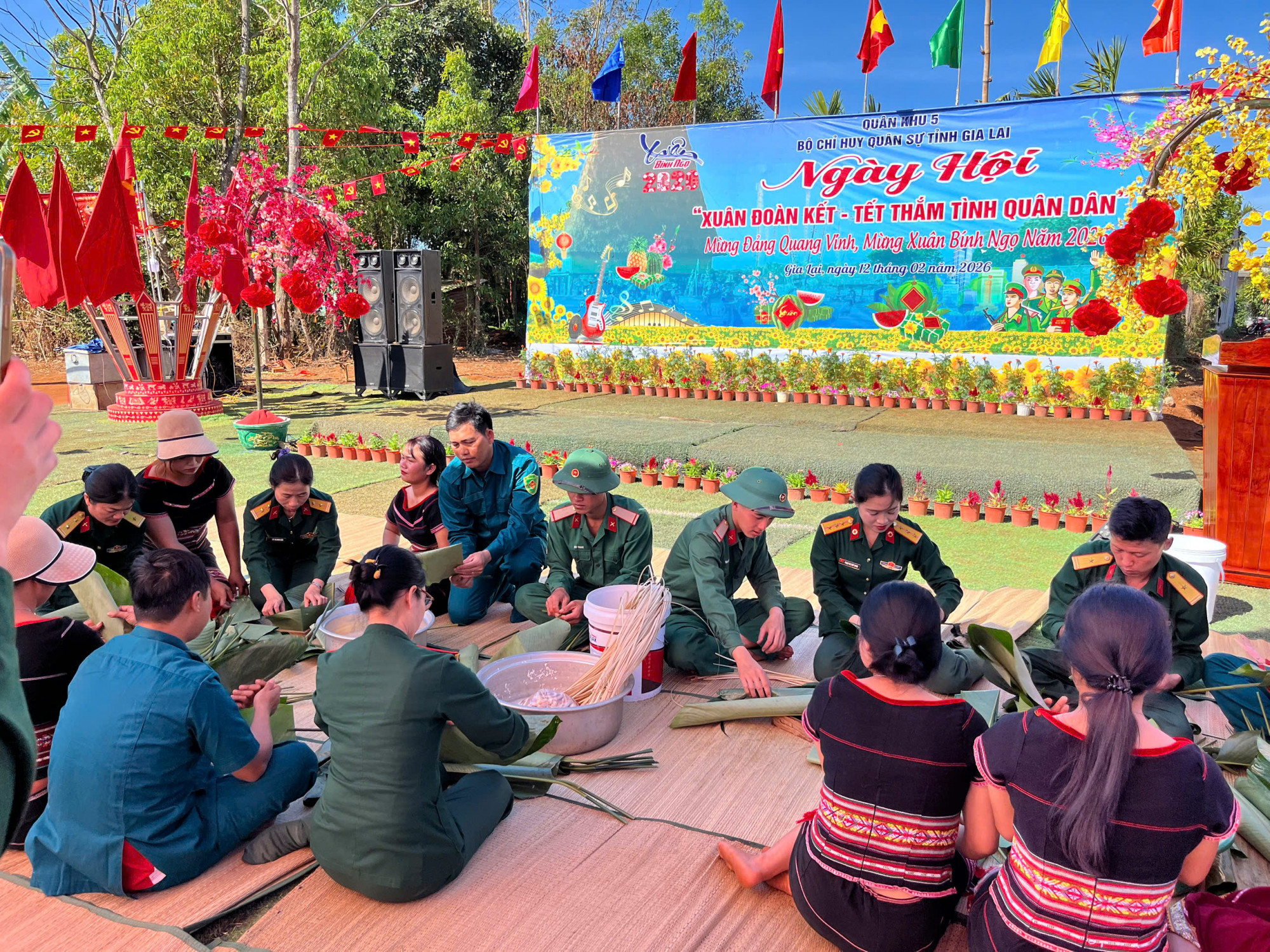 Bộ đội cũng tổ chức gói 560 bánh chưng, bánh tét nấu và tặng cho đồng bào; tặng 70 cờ Tổ quốc.