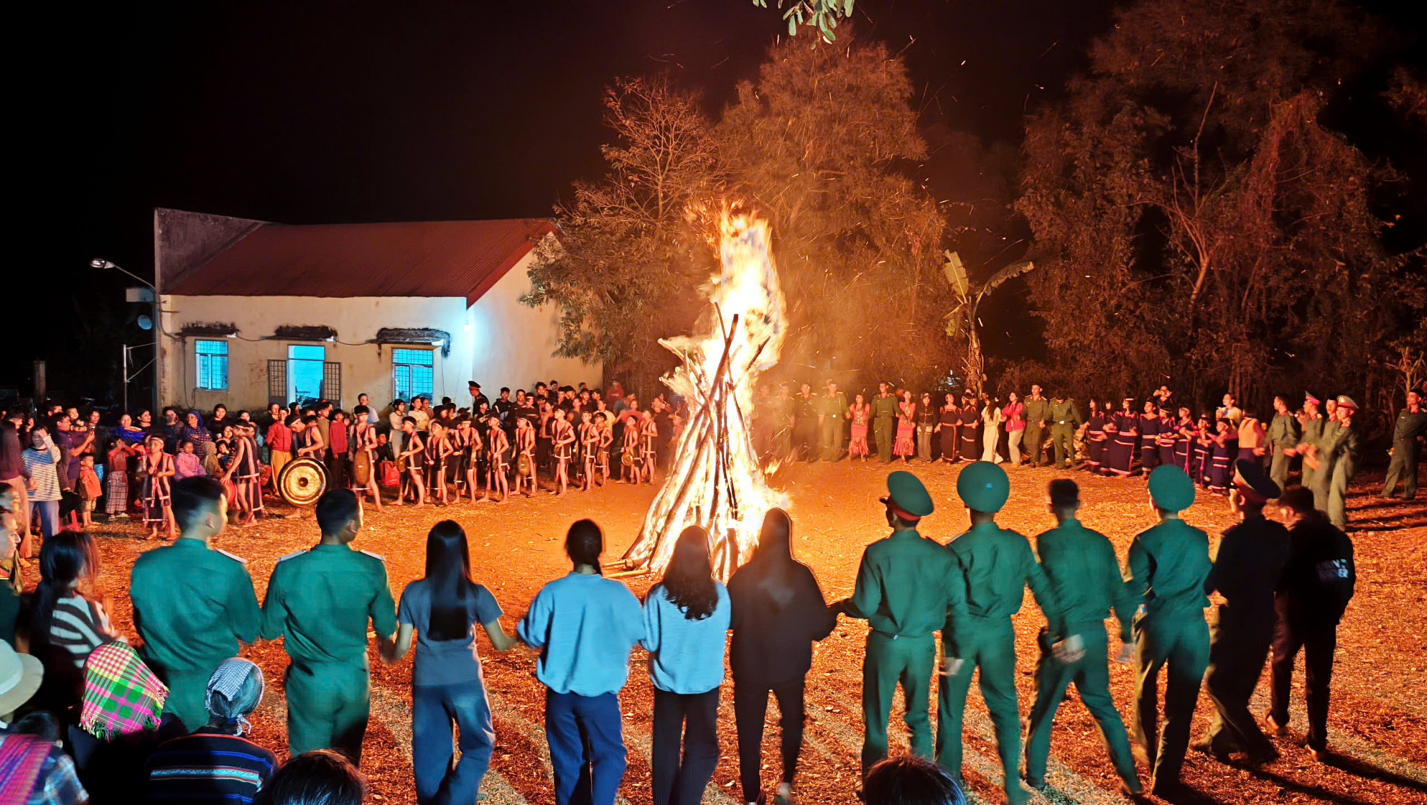 Song song với việc chăm lo đời sống, các đơn vị tổ chức nhiều hoạt động ý nghĩa như cắt tóc cho đồng bào; bóng chuyền, kéo co, đẩy gậy, trò chơi dân gian, đốt lửa trại….