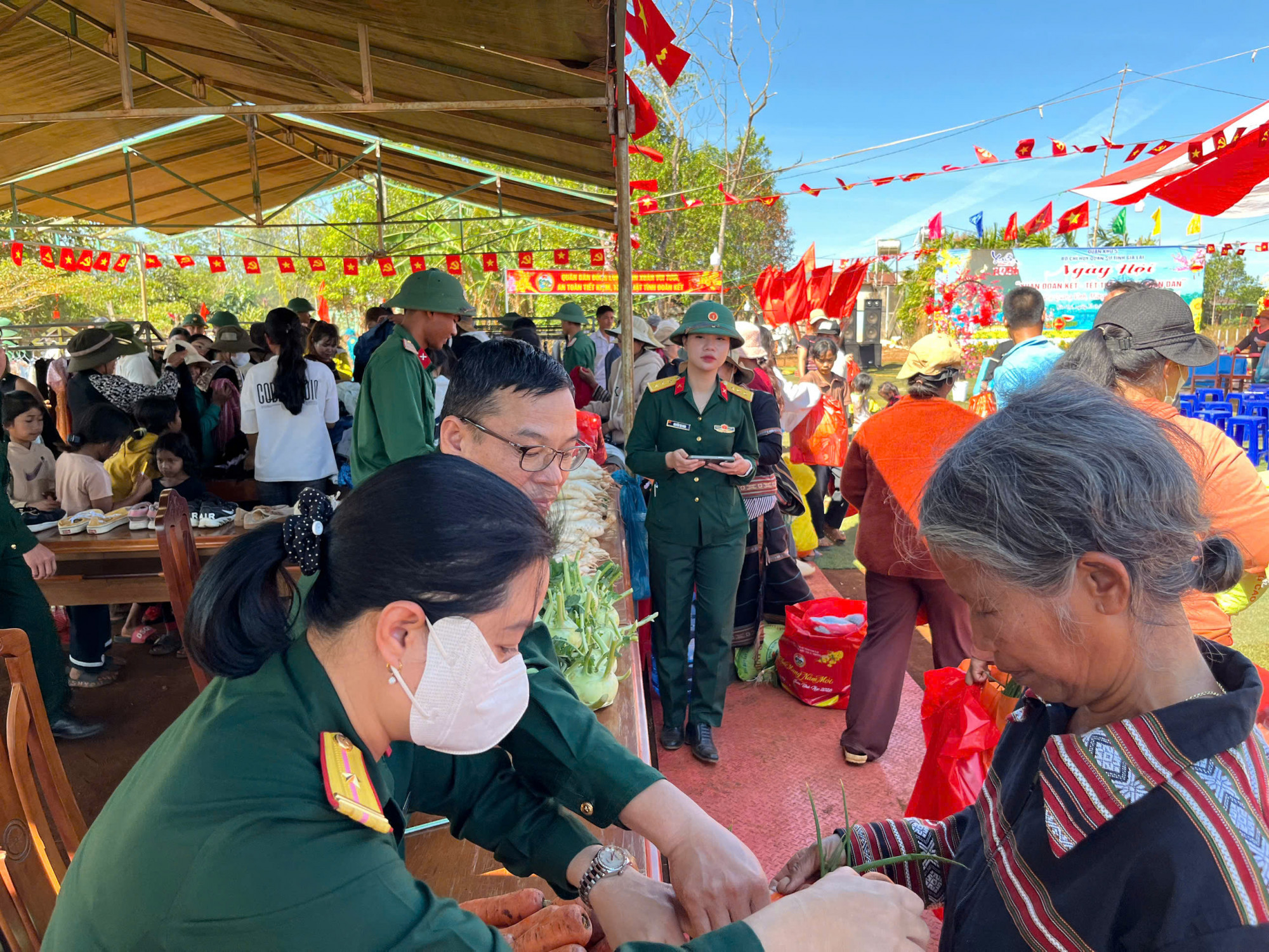 Ngoài ra, tổ chức phát quang 10,5 km đường làng và các khu vực; dọn dẹp vệ sinh, san lấp mặt bằng tại Trường Tiểu học Kpă Klơng và điểm trường Mầm non Hoa Cúc, sân vận động làng, nhà rông, nhà văn hóa làng, cắm cờ Tổ quốc, cờ Đảng các khu vực với tổng 1.102 ngày công.