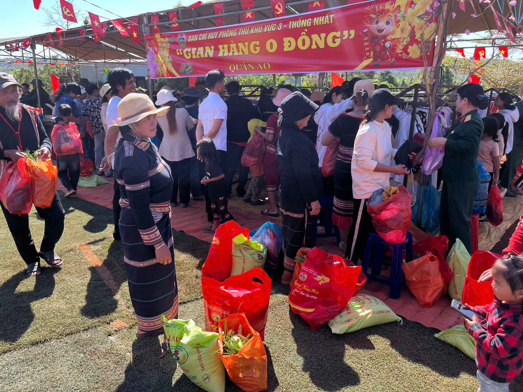 Tại các làng, bộ đội sẽ tặng 450 suất quà của Bộ Quốc phòng cho các đối tượng thụ hưởng; 45 suất quà “gian hàng 0 đồng” trị giá 300.000 đồng/1 suất; 100 suất quà của Công ty An Pham.