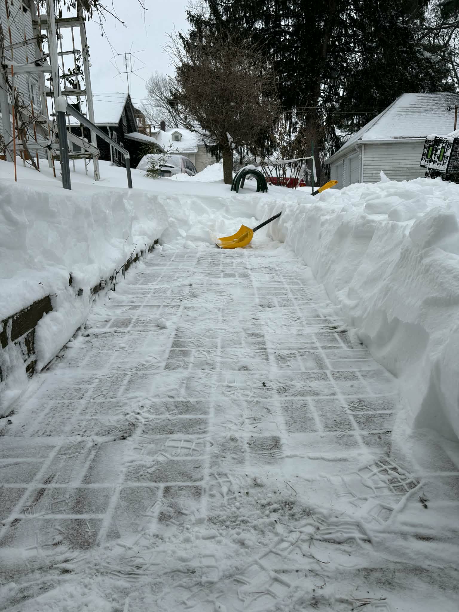Giữa bốn bề tuyết trắng, tôi nhớ làm sao không khí tết quê nhà