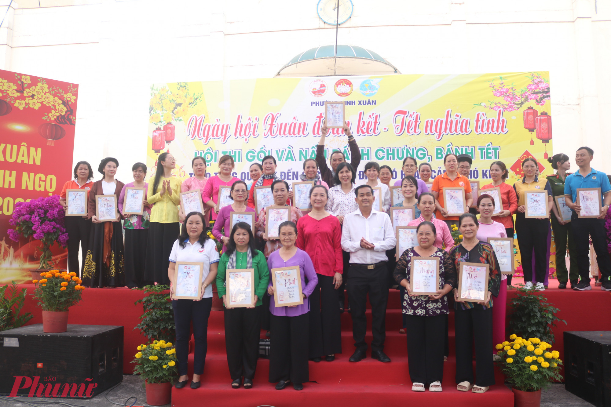 Ban tổ chức tặng các câu chúc tết bằng thư pháp cho đại diện 32 đội tham gia thi gói – nấu bánh chưng, bánh tét - Ảnh: Mẫn Nhi