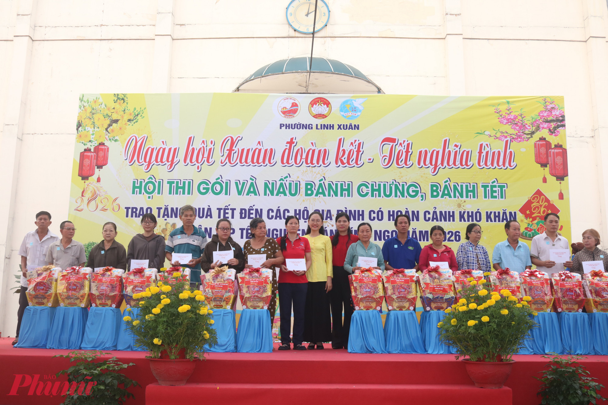 Những phần quà tết ấm áp nghĩa tình được trao đến đại diện các hộ dân - Ảnh: Mẫn Nhi