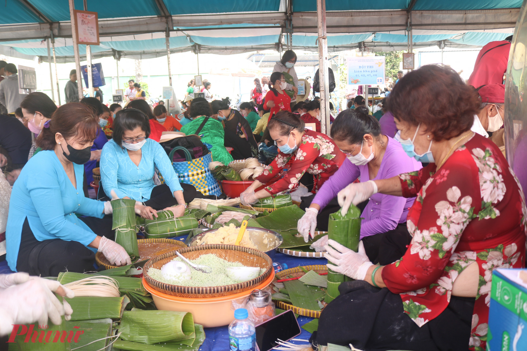 Các dì, các chị cùng góp sức trong hội thi gói – nấu bánh chưng, bánh tét - Ảnh: Mẫn Nhi