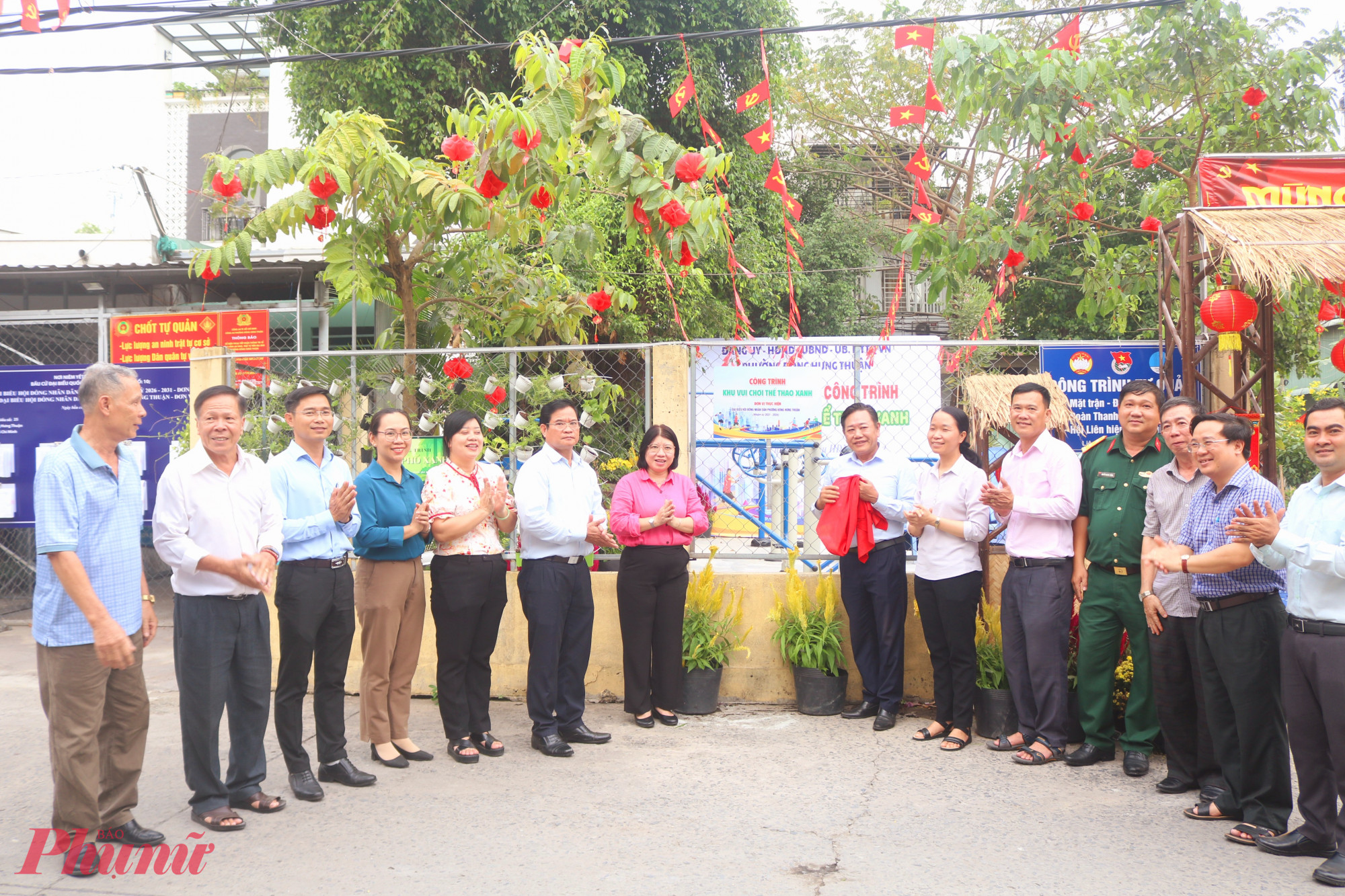 Các đại biểu cùng thực hiện nghi thức gỡ bảng khánh thành công trình Khu vui chơi thể thao xanh - Ảnh: Mẫn Nhi