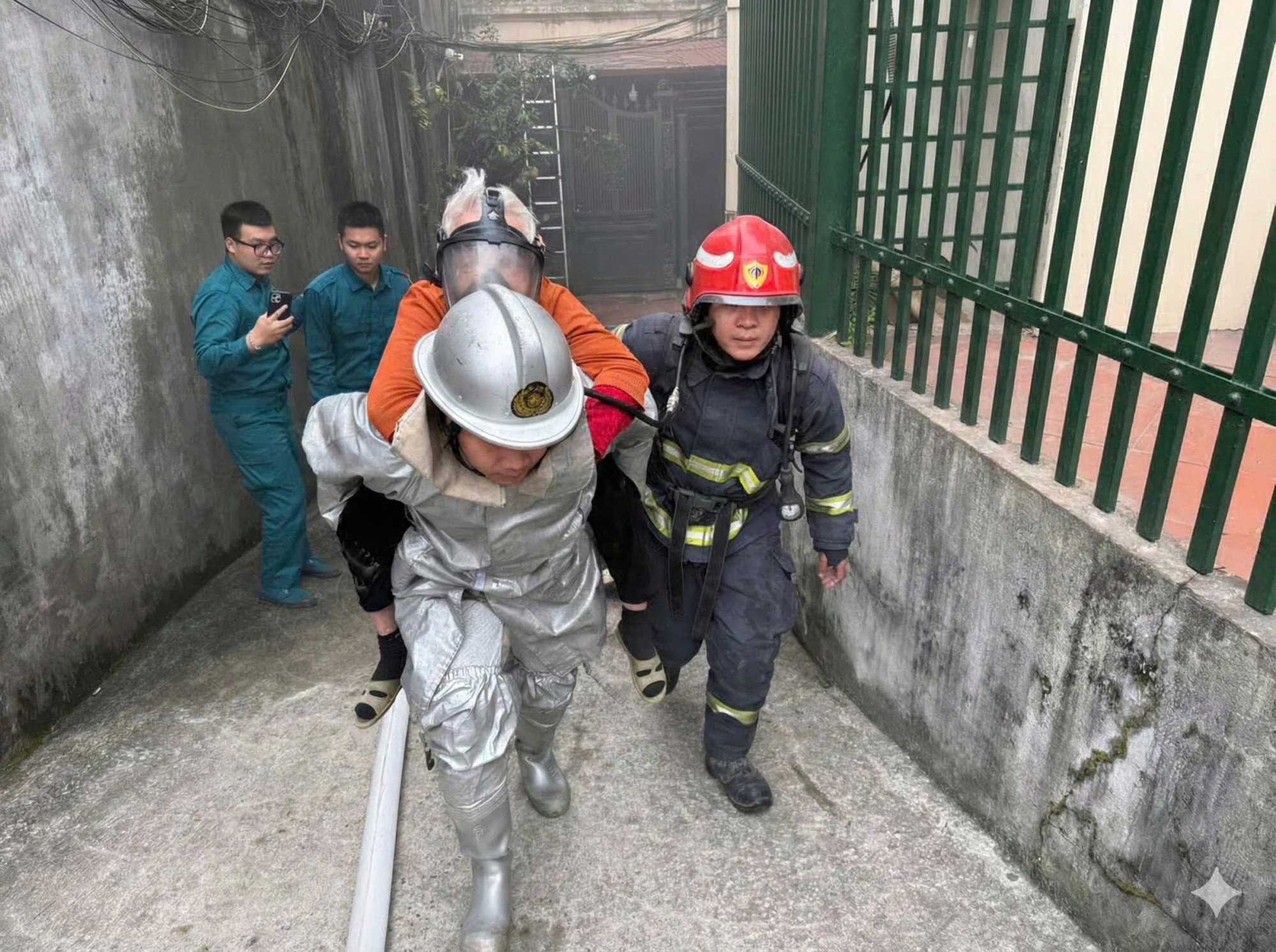 Hai người bị nạn được đưa đến vị trí an toàn. Ảnh: Công an cung cấp