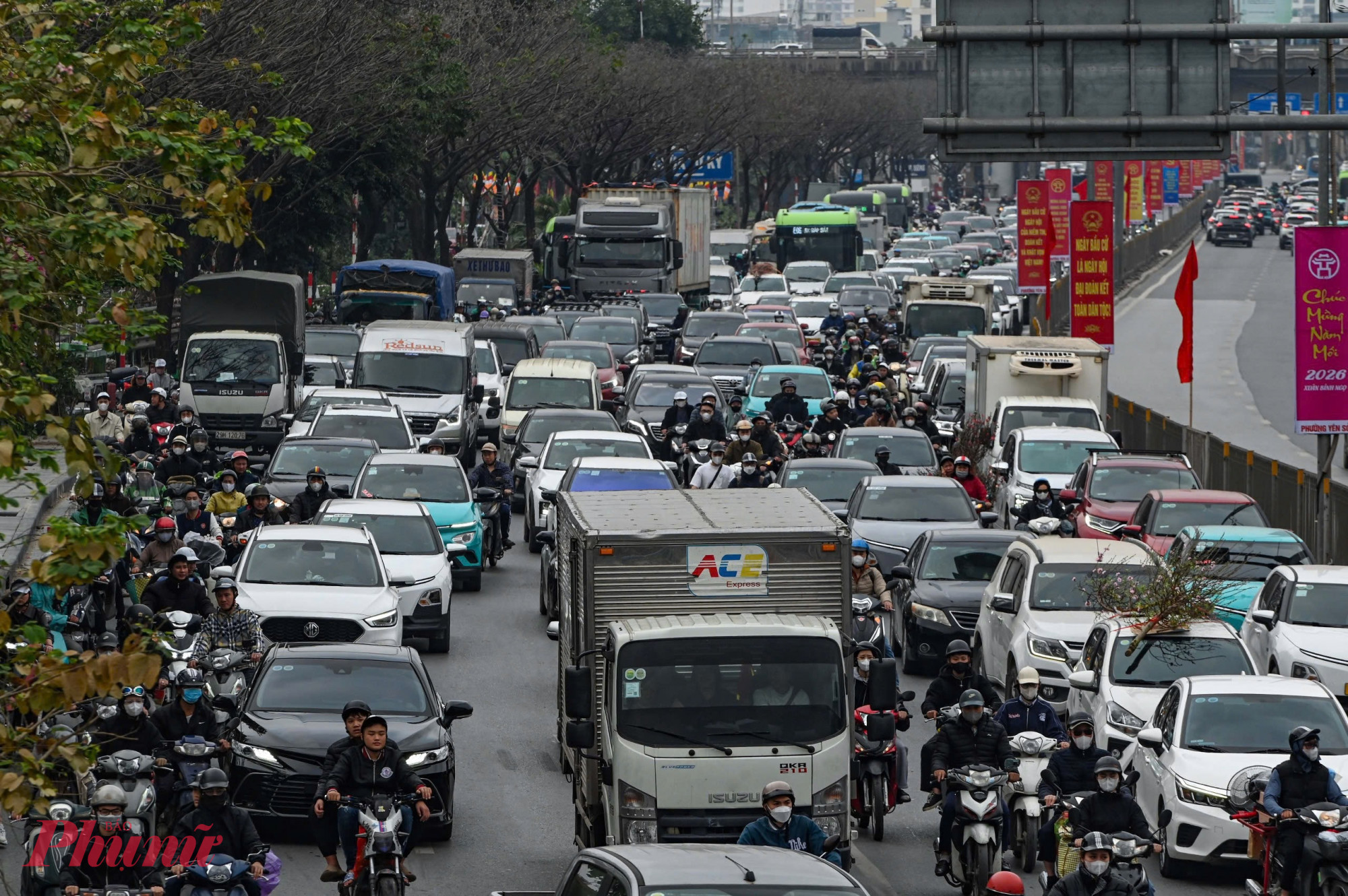 Các phương tiện cá nhân nối đua nhau di chuyển, theo hướng từ thành phố đi ra các phía cửa ngõ.