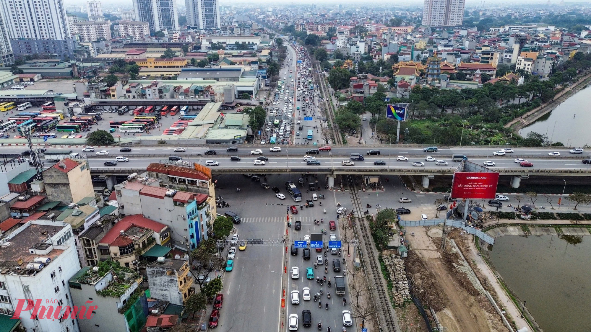 Theo ghi nhận, giao thông Hà Nội hôm na thông thoáng tại nội đô, cửa ngõ ùn ứ nhẹ.