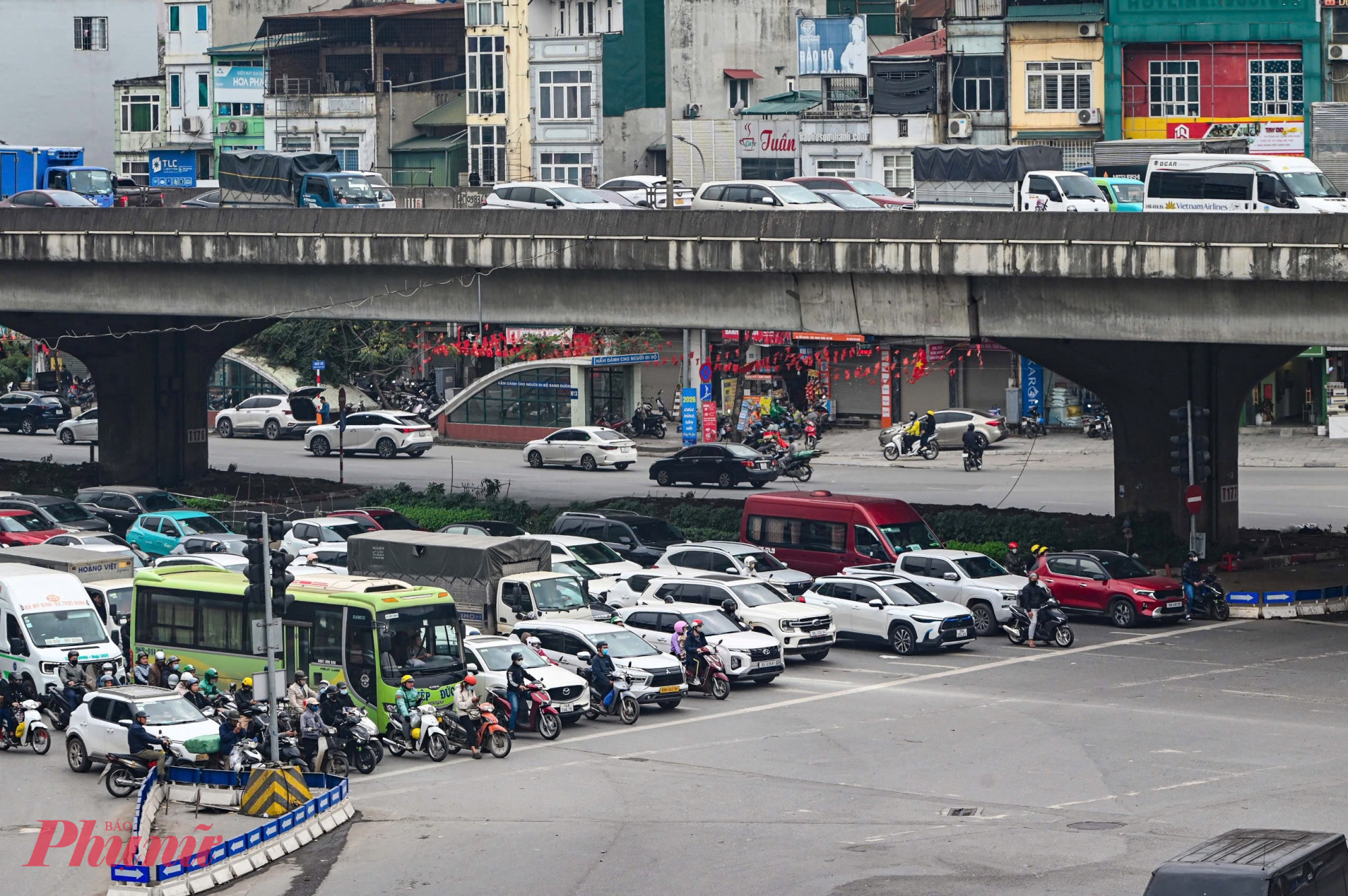 Tại khu vực vành đai 3 chật cứng các phương tiện từ xe máy đến ôtô, không xảy ra hiện tượng ùn tắc kéo dài.