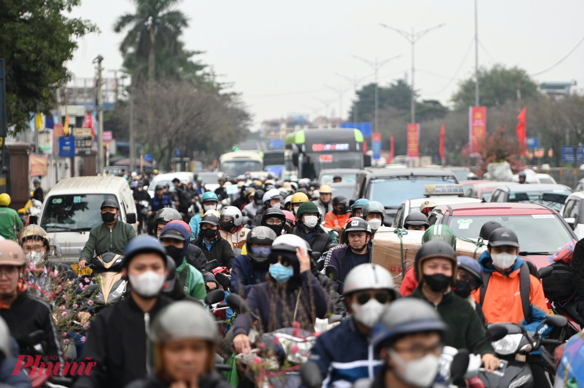 Từ khoảng 15 giờ ngày 13/2 (ngày 26 tháng Chạp năm Ất Tỵ), người dân ùn ùn đổ về các tuyến đường cửa ngõ của Thủ đô, bắt đầu hành trình về quê đón Tết Nguyên đán Bính Ngọ 2026.