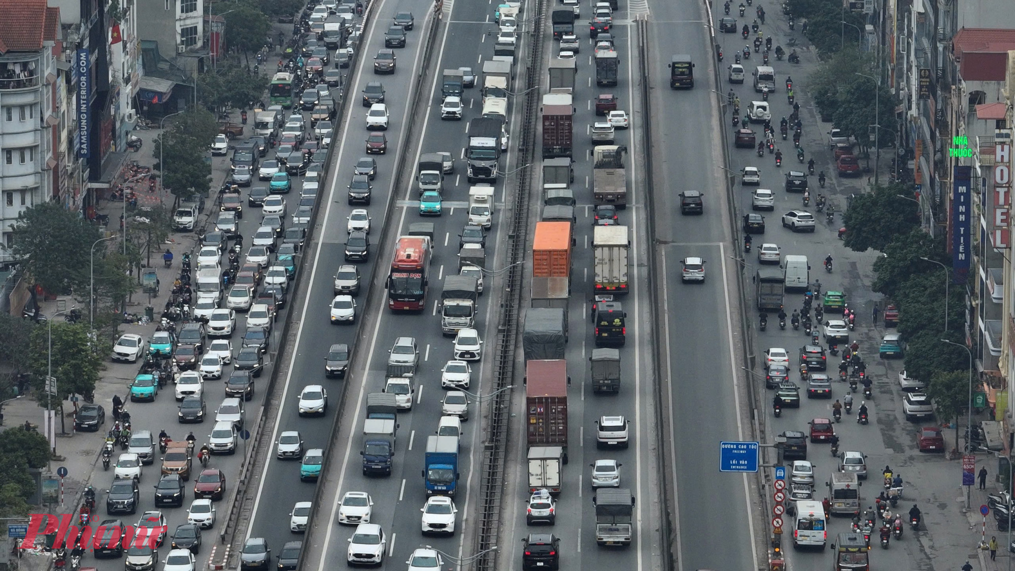 Xe ôtô con dàn đều trên các làn để thuận lợi hơn khi di chuyển.