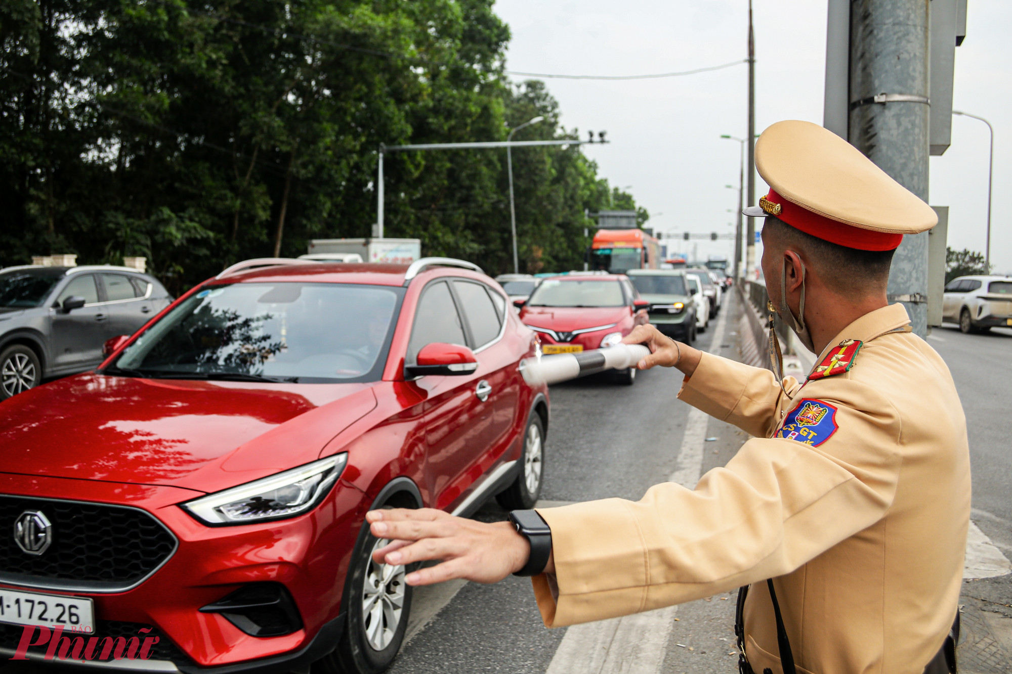Trung tá Đặng Hồng Giang- Đội trưởng Đội CSGT đường bộ số 15, cho biết, lường trước tình hình ùn ứ có thể xảy ra vào ngày 13/2, khi nhiều người sử dụng phương tiện cá nhân ra sân bay, đi các tỉnh: Lào Cai, Quảng Ninh, Thái Nguyên…, đơn vị đã chủ động ứng trực tại các nút giao thông quan trọng. Đồng thời, trong quá trình tuần tra xử lý nghiêm xe khách dừng đỗ và chở quá số người quy định...