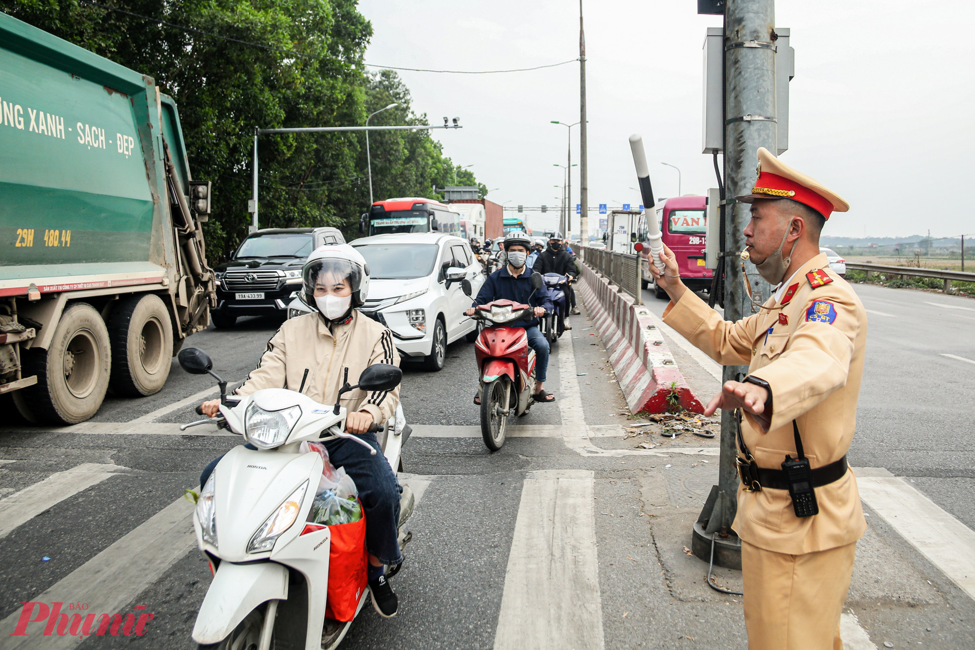 Tại khu vực cửa ngõ phía Bắc, giao thông ổn định. Người dân thuận lợi di chuyển.