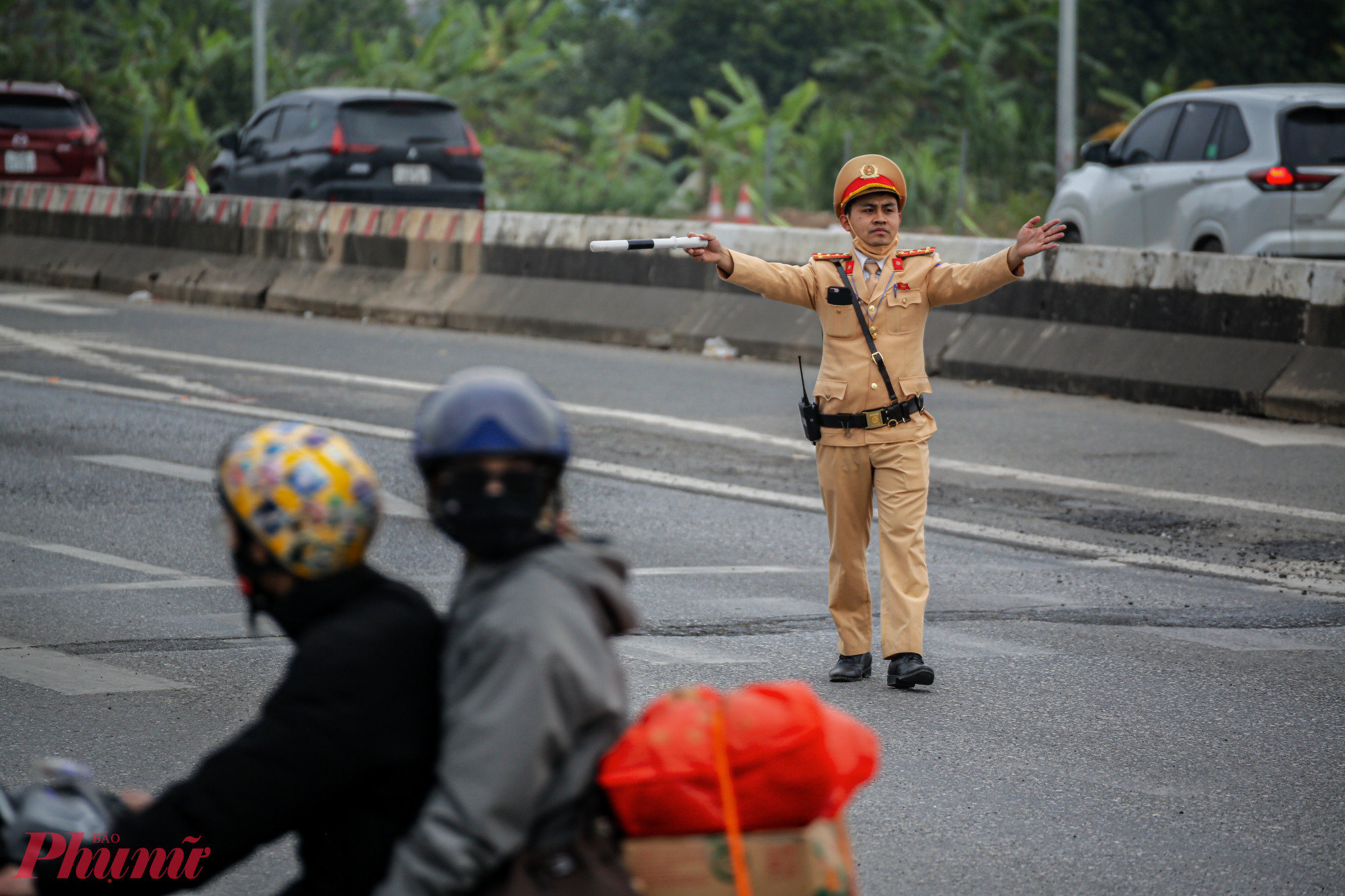 khu vực tiếp giáp đường cao tốc Nội Bài - Lào Cai, khu vực sân bay Nội Bài, nhiều phương tiện cùng đổ dồn về… Tuy nhiên, nhờ chủ động phương án chống ùn tắc, các lực lượng chức năng đã nhanh chóng điều tiết phương tiện không để tình trạng kéo dài.