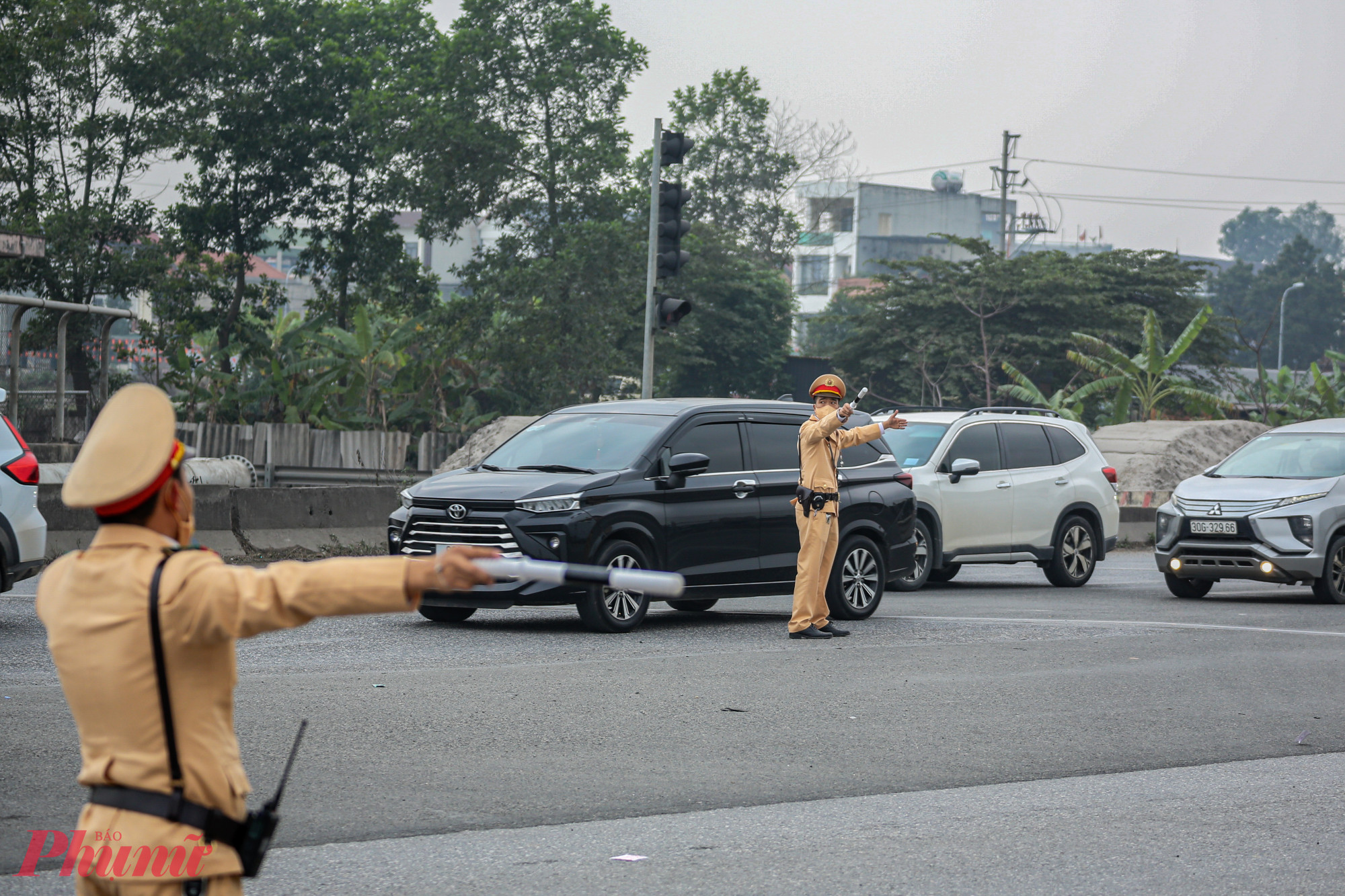 Lực lượng chức năng có mặt tại các nút giao thông trọng điểm phân luồng, đồng thời các tổ tuần tra, kiểm soát xử lý nghiêm các phương tiện xe khách dừng đỗ đón trả, nhồi nhét hành khách,...