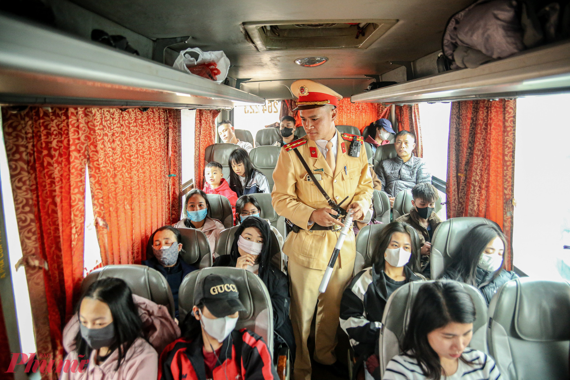 Cảnh sát kiểm tra phương tiện, bảo đảm các nhà xe chấp hành nghiêm việc không nhồi nhét khách, chở quá số người quy định.