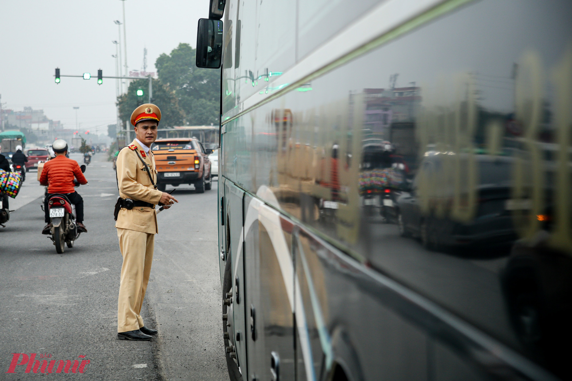 Hàng loạt phương tiện xe khách bị cử phạt về hành vi dừng đỗ đón trả khách. Đây là 1 trong những nguyên nhân chính dẫn tới ùn tắc giao thông.
