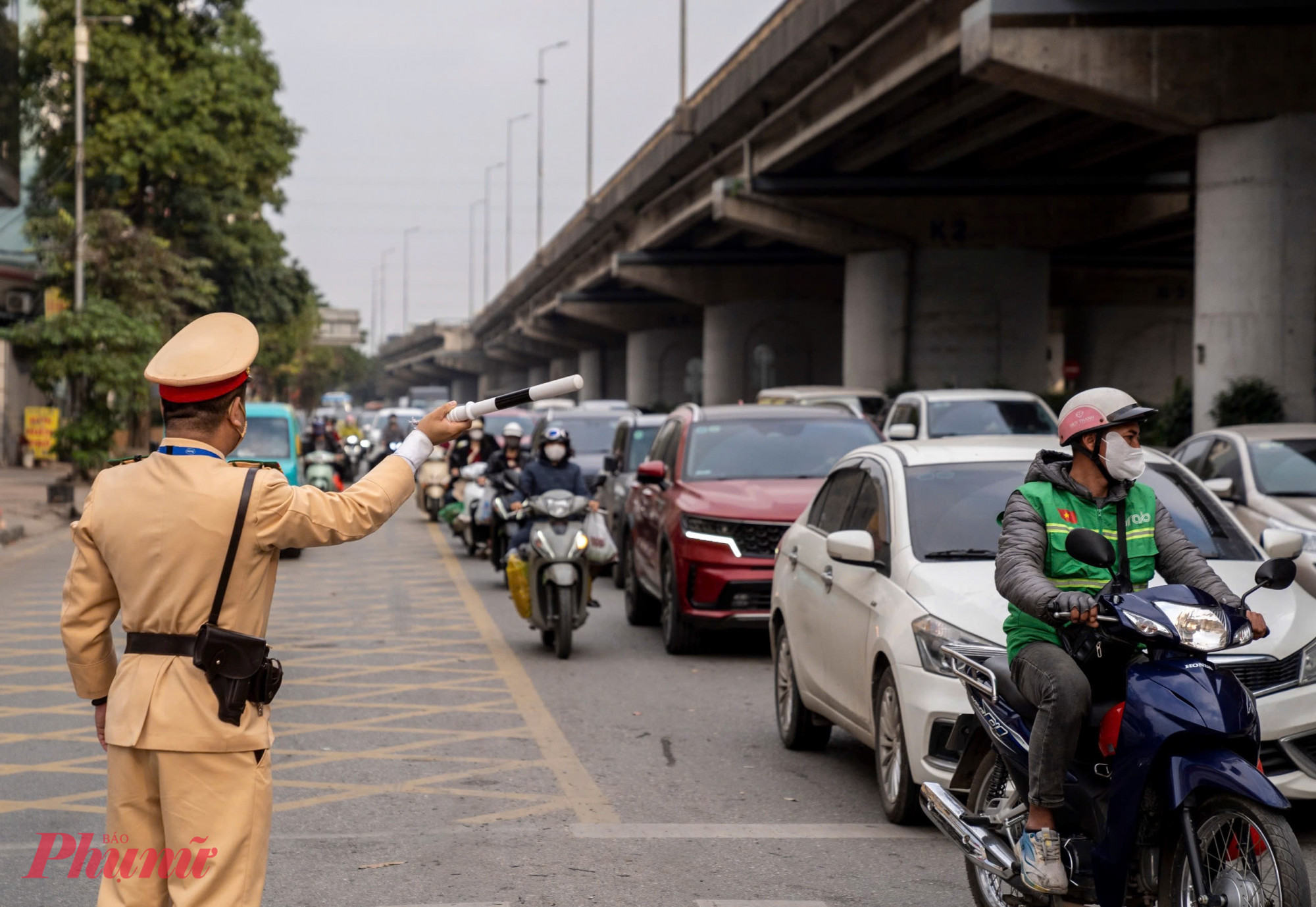 Tại khu vực cửa ngõ phía Nam, đường Giải Phóng - Ngọc Hồi vốn là điểm ùn tắc dài mỗi khi người dân về quê nghỉ lễ Tết, tuy nhiên hôm nay dễ dàng di chuyển. Người dân chỉ cần 1 nhịp đèn có thể thoát khỏi những nút giao.
