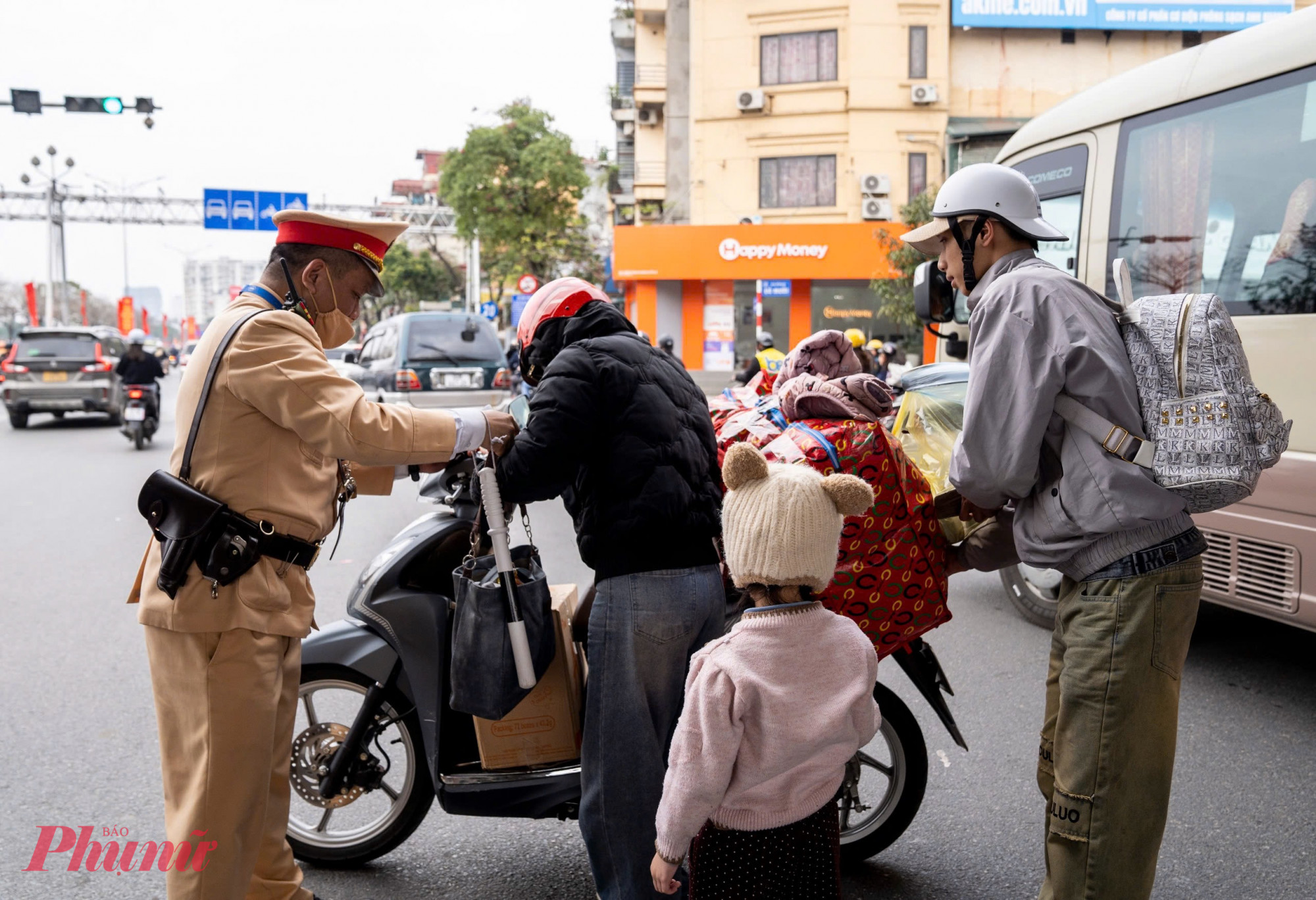 Lực lượng cảnh sát ứng trực, phân luồng, điều tiết và hỗ trợ người dân di chuyển về quê đón Tết.