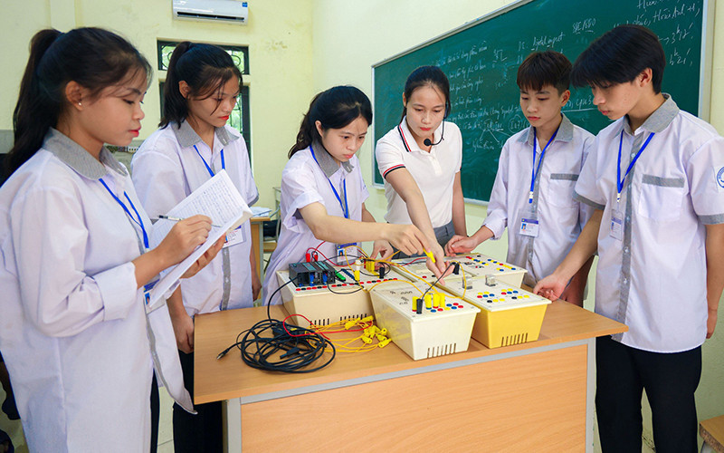 Giáo viên Trung tâm Giáo dục nghề nghiệp - Giáo dục thường xuyên Yên Lạc (tỉnh Phú Thọ) hướng dẫn học sinh thực hành kỹ năng nghề. Ảnh: Trà Hương