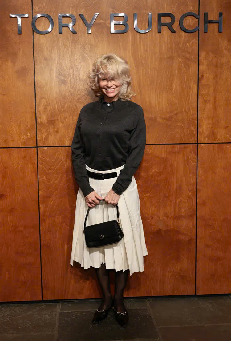 Một phong cách mang đậm tinh thần cổ điển trí thức với áo len tối màu, chân váy xếp ly và túi xách nhỏ gọn giúp nữ diễn viên Pamela Anderson trở nên trẻ trung hơn. Cách mix&match này mang đến vẻ thanh lịch, chín chắn, gợi nhớ đến thẩm mỹ thời trang châu Âu những thập niên trước.