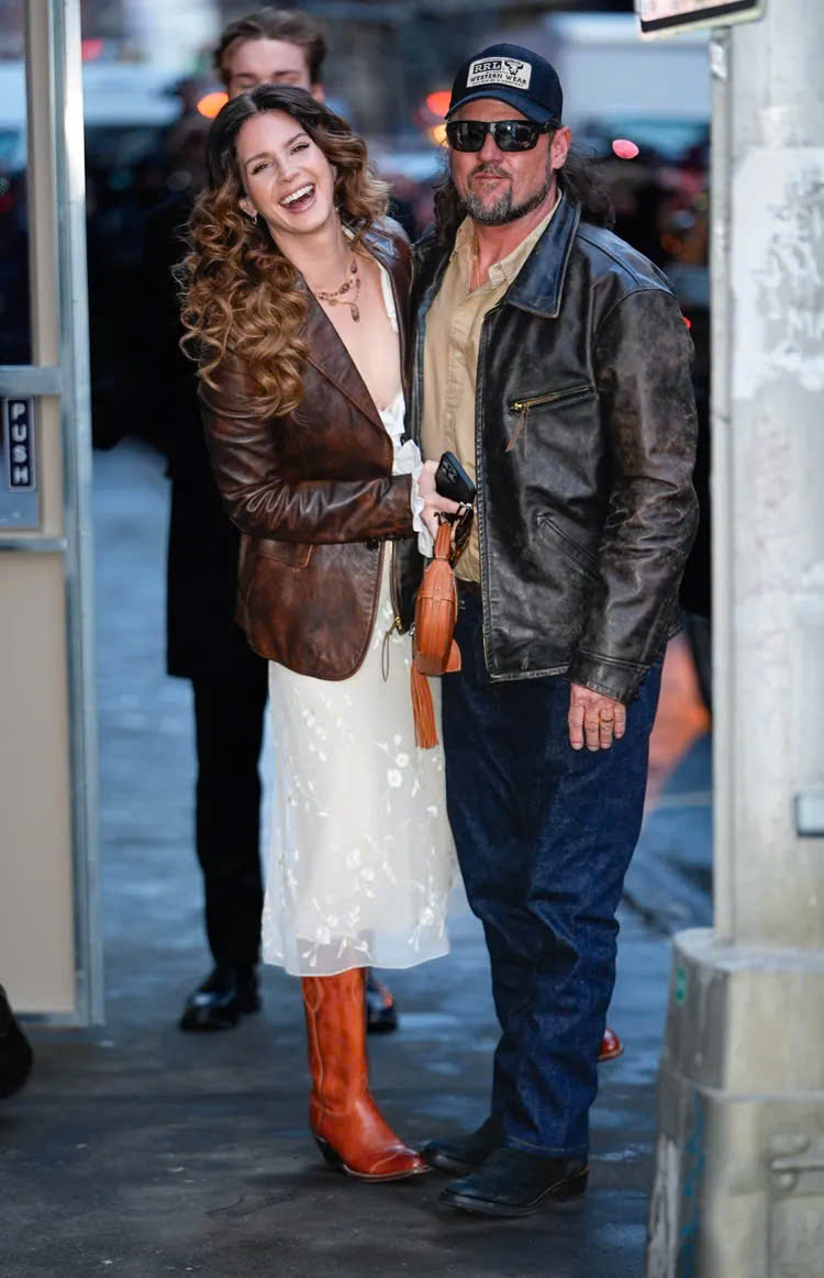 Lana Del Rey chọn phong cách casual với áo khoác da, váy midi và boots da nâu. Sự phóng khoáng, bụi bặm nhưng vẫn thời trang cho thấy tinh thần street style đặc trưng của các tuần lễ thời trang quốc tế.