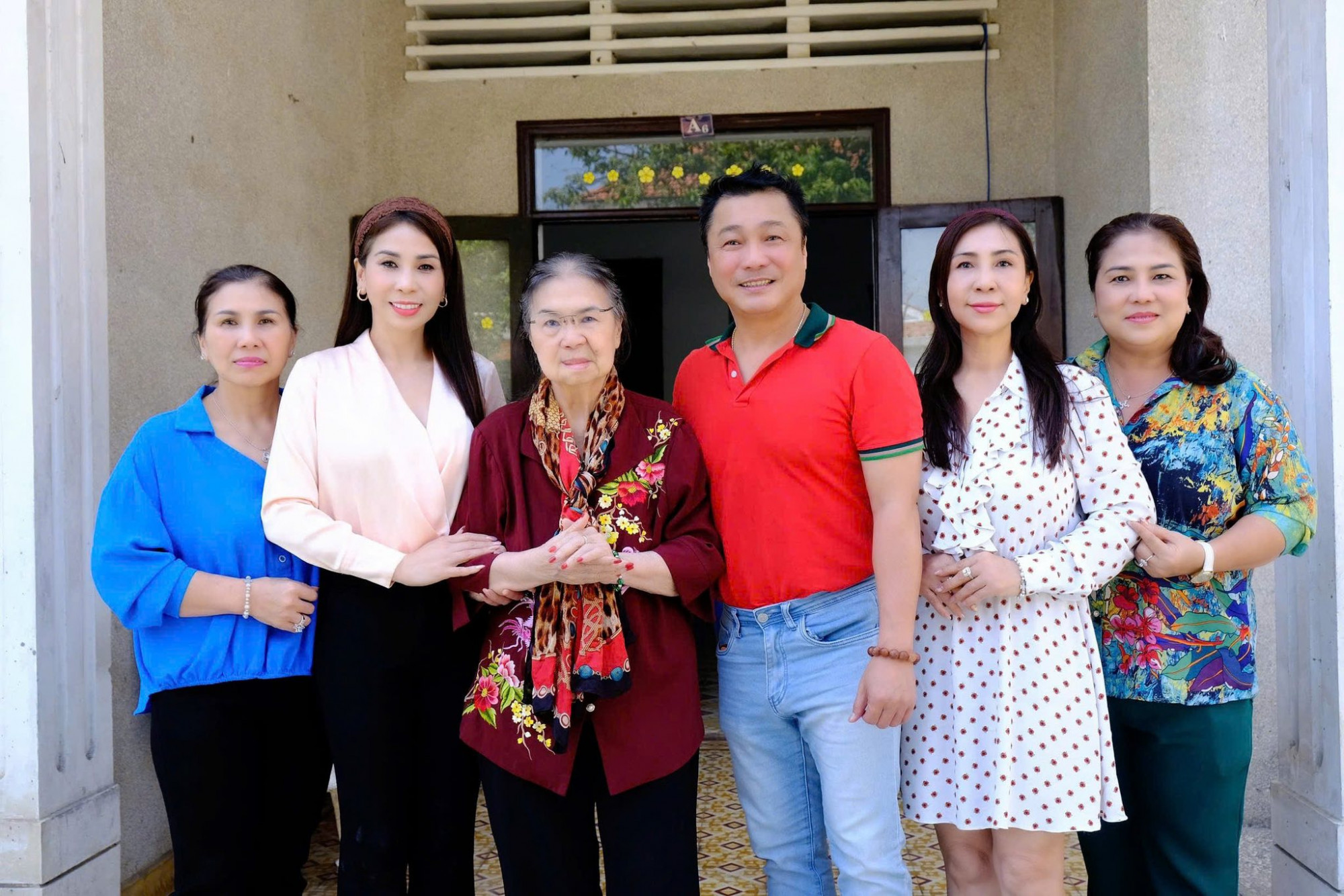 Gia đình diễn viên Lý Hùng trong dịp thăm Viện dưỡng lão Thị Nghè trước Tết Bính Ngọ 2026