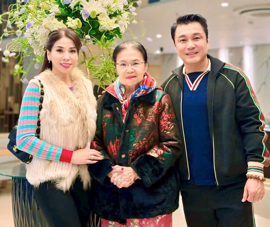 Lý Hùng cùng em gái Lý Hương đưa mẹ đi du lịch