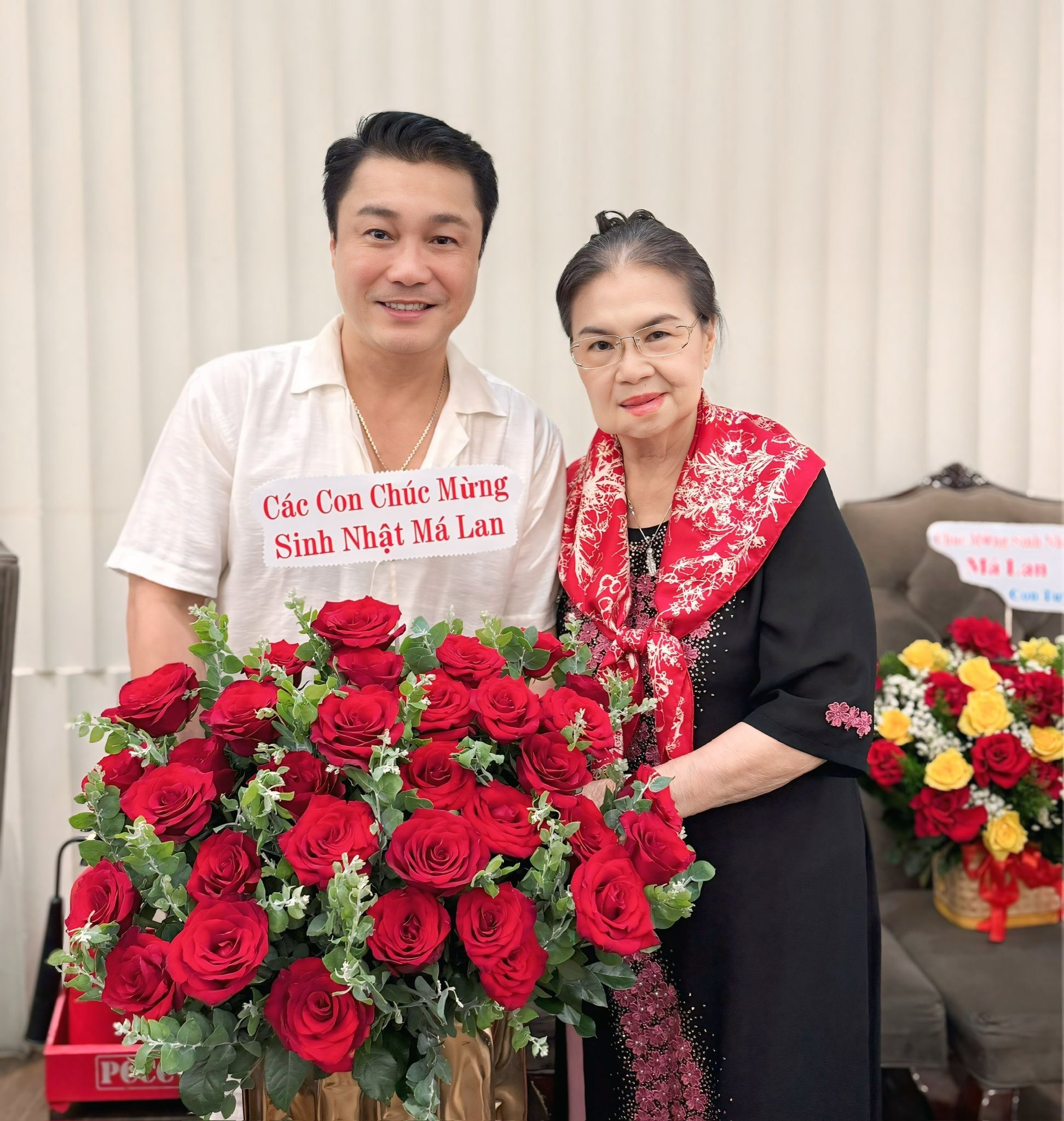 Diễn viên Lý Hùng luôn dành những dịp đặc biệt bên gia đình, đặc biệt cạnh mẹ