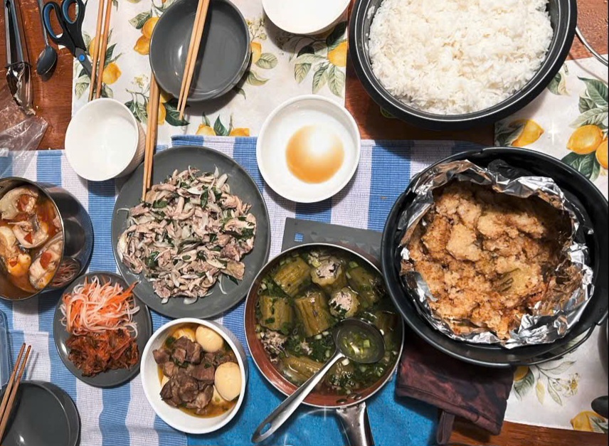 Mâm cơm thiếu vắng nhiều món đặc trưng của Tết Việt nhưng ấm áp tình đồng hương - Ảnh: NVCC