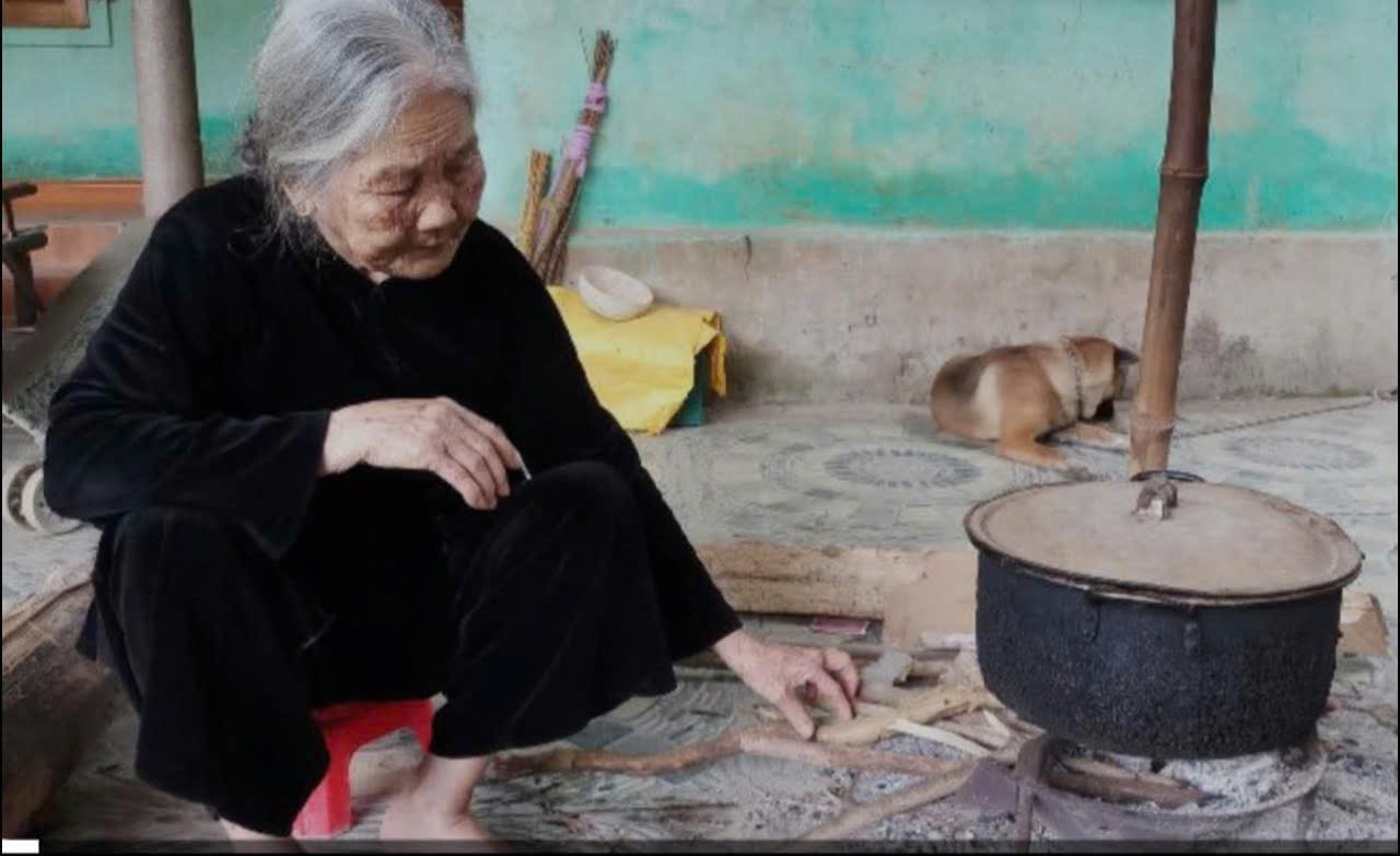 Mâm cúng chay của nội Hình ảnh nội luôn gắn với căn bếp đỏ lửa thơm mùi khói (ảnh minh hoạ)