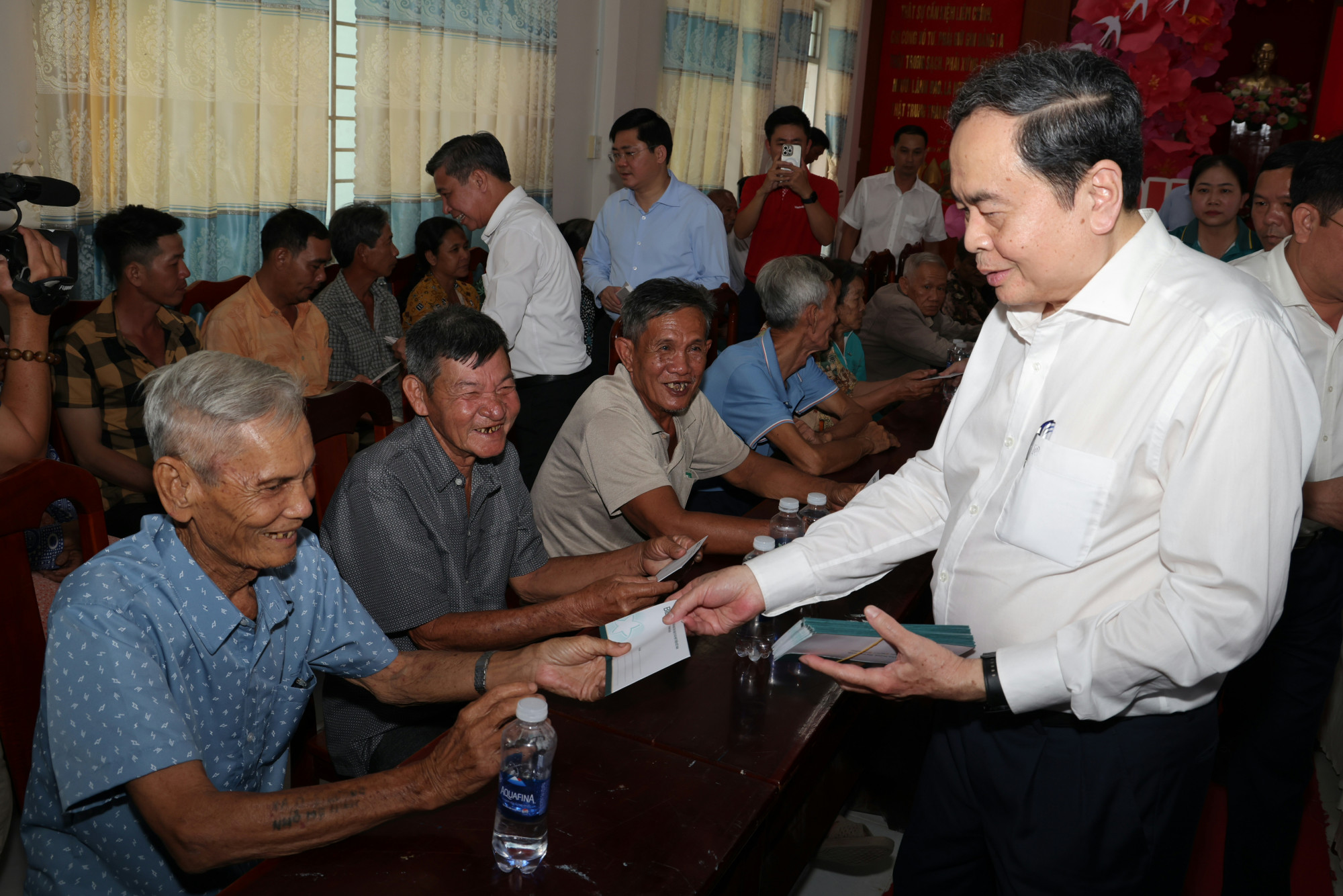 Chủ tịch Quốc hội Trần Thanh Mẫn và đoàn công tác đã trao 200 phần quà tặng gia đình chính sách, hộ nghèo và các hộ có hoàn cảnh khó khăn của xã Thạnh Xuân. 