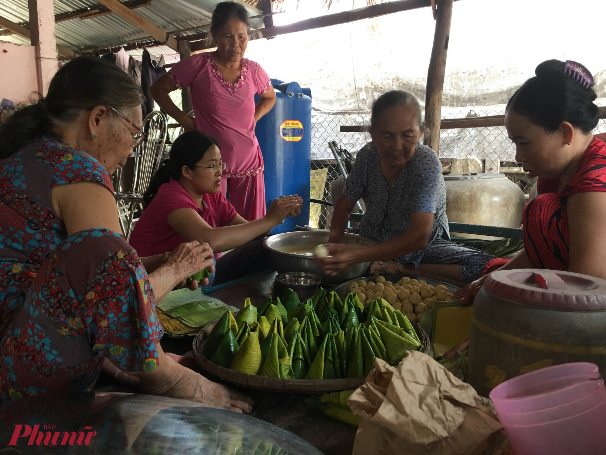 Cứ mỗi dịp tết đến, mẹ tôi, dì, các chị dâu trong nhà hay xúm lại gói bánh ít, bánh tét... 