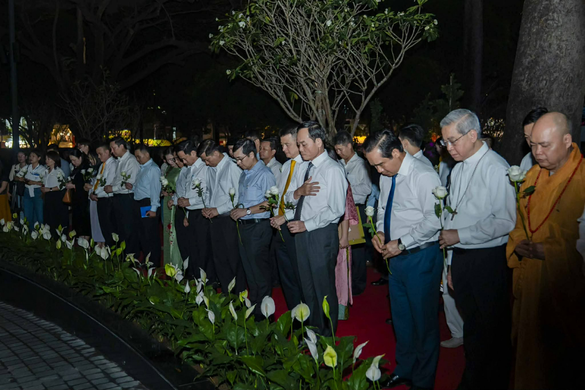 Sau lễ khánh thành, Bí thư Thành ủy TPHCM Trần Lưu Quang và Chủ tịch UBND TPHCM Nguyễn Văn Được cùng các vị đại biểu dâng hoa tại 'Giọt nước tưởng niệm nạn nhân COVID-19 - Ảnh: Nguyễn Văn