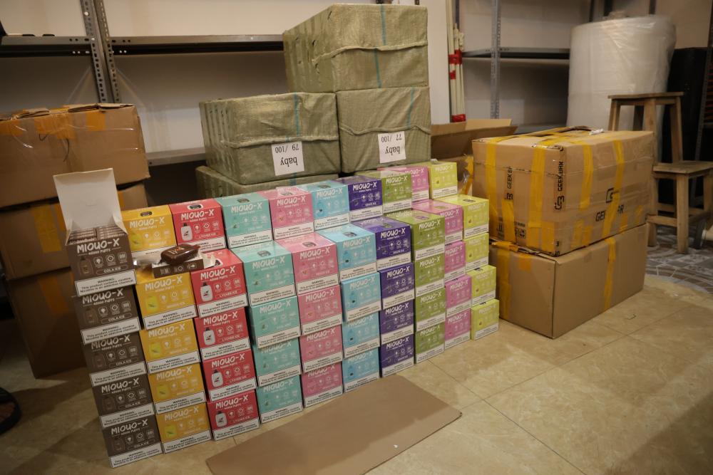 Gần 50.000 sản phẩm thuốc lá điện tử các loại được thu giữ ở các kho hàng - Ảnh công an cung cấp