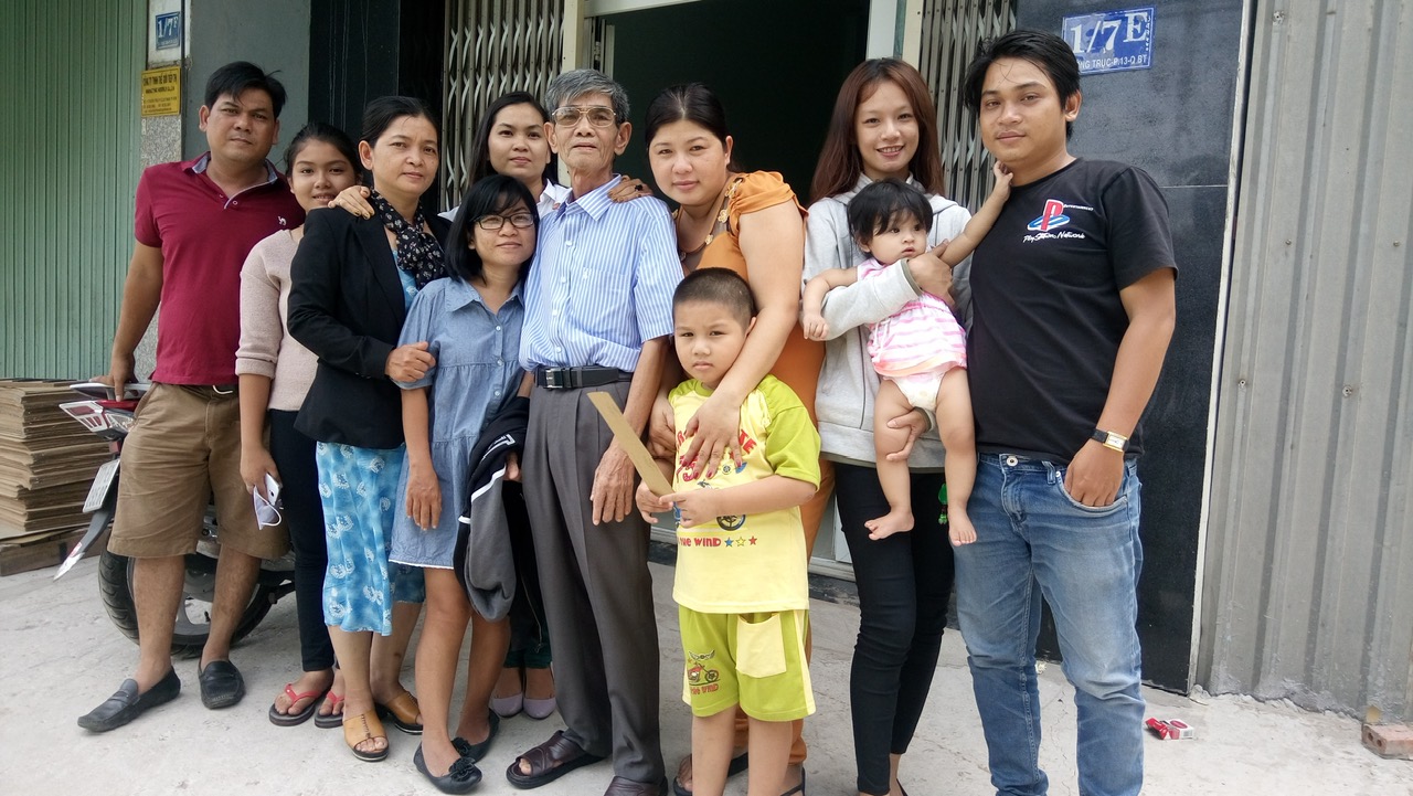 Con cháu quây quần bên ba trong những ngày ba đau bệnh