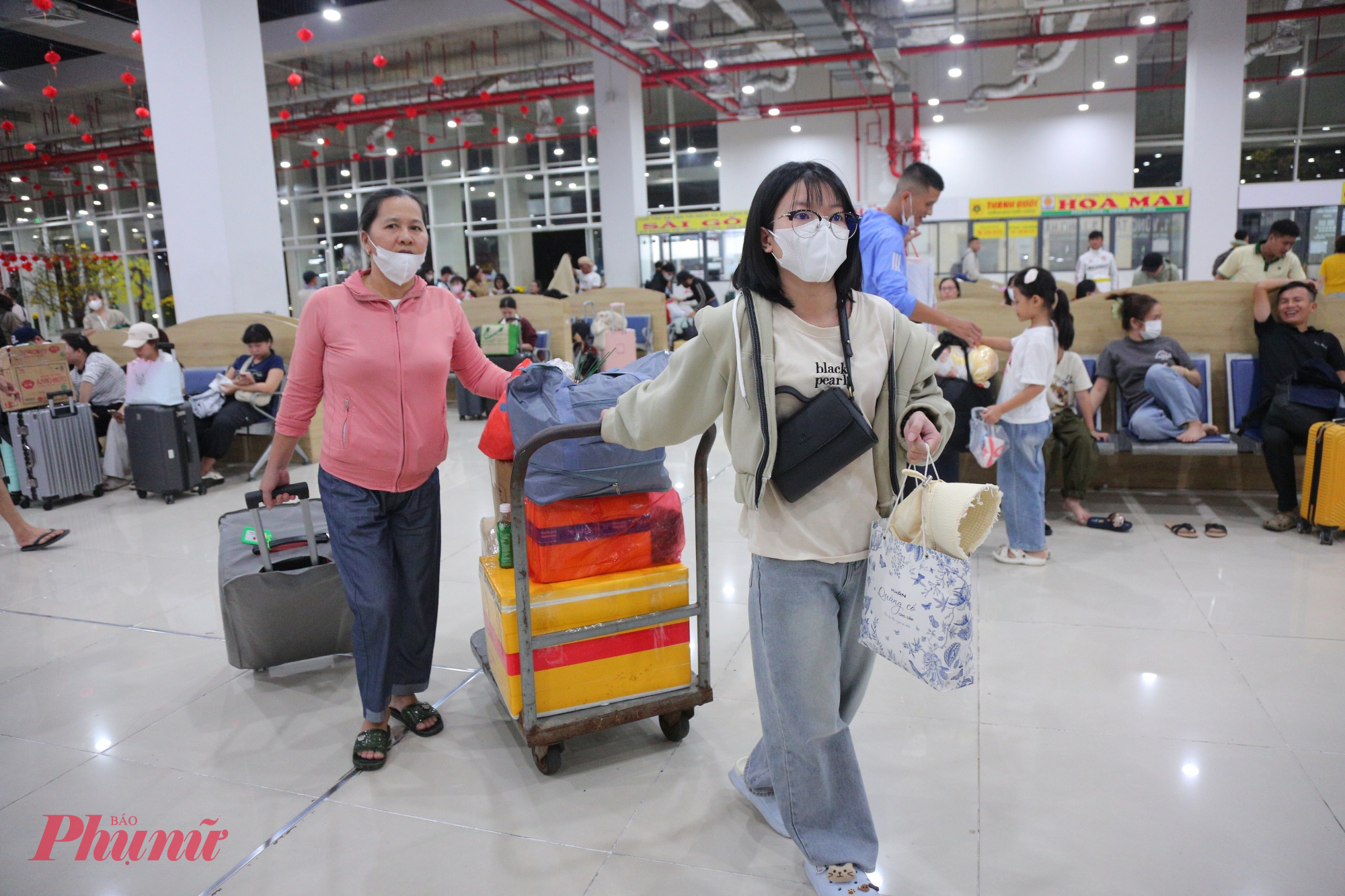 Không khí rộn ràng tại Bến xe Miền Đông mới cho thấy nhu cầu đi lại tăng mạnh trong những ngày cận Tết, báo hiệu cao điểm vận tải đang bước vào giai đoạn sôi động nhất năm.