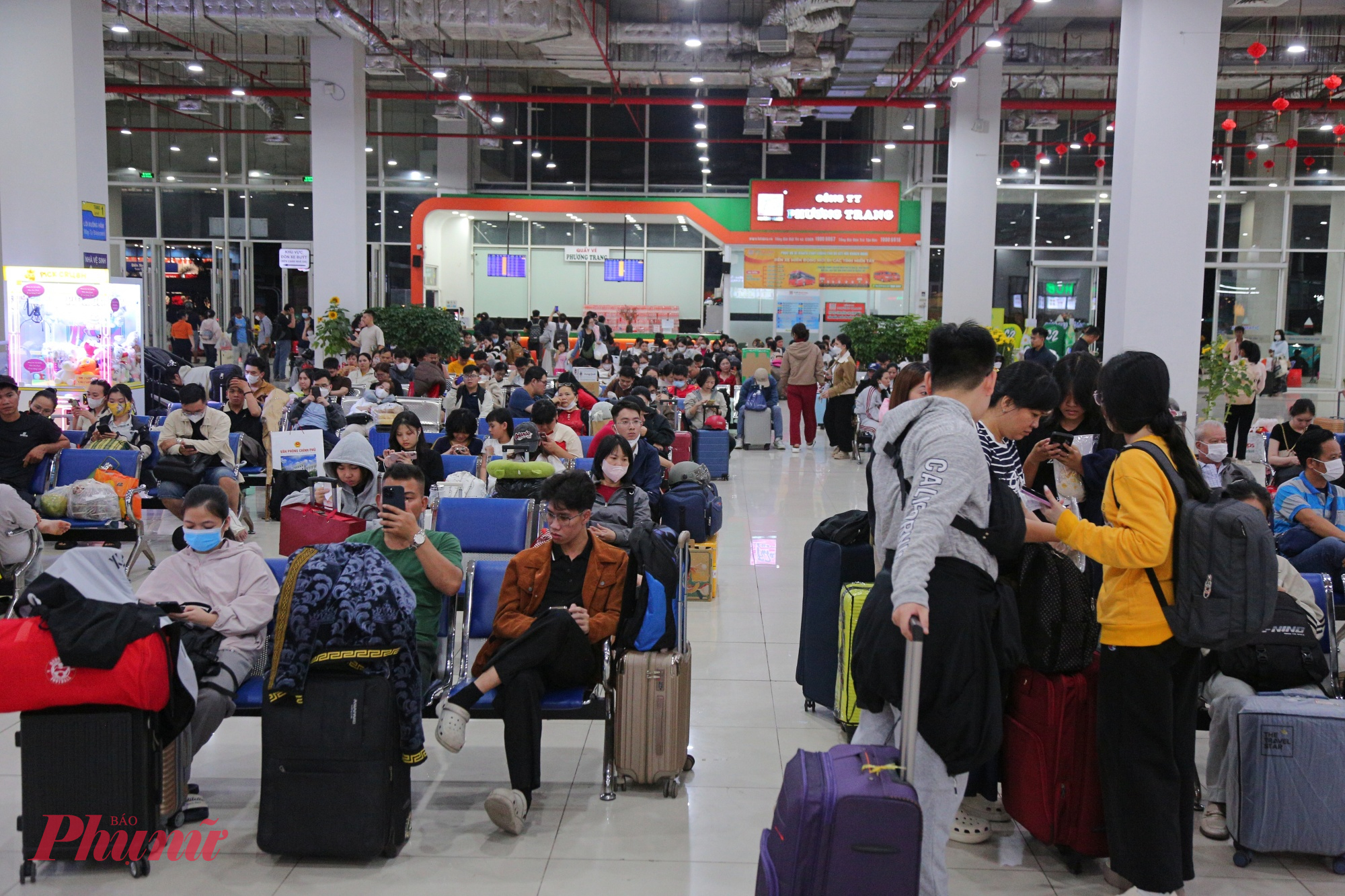 Đặc biệt, khu vực nhà xe Phương Trang luôn trong tình trạng đông đúc hành khách từ chiều tối đến tận khuya.