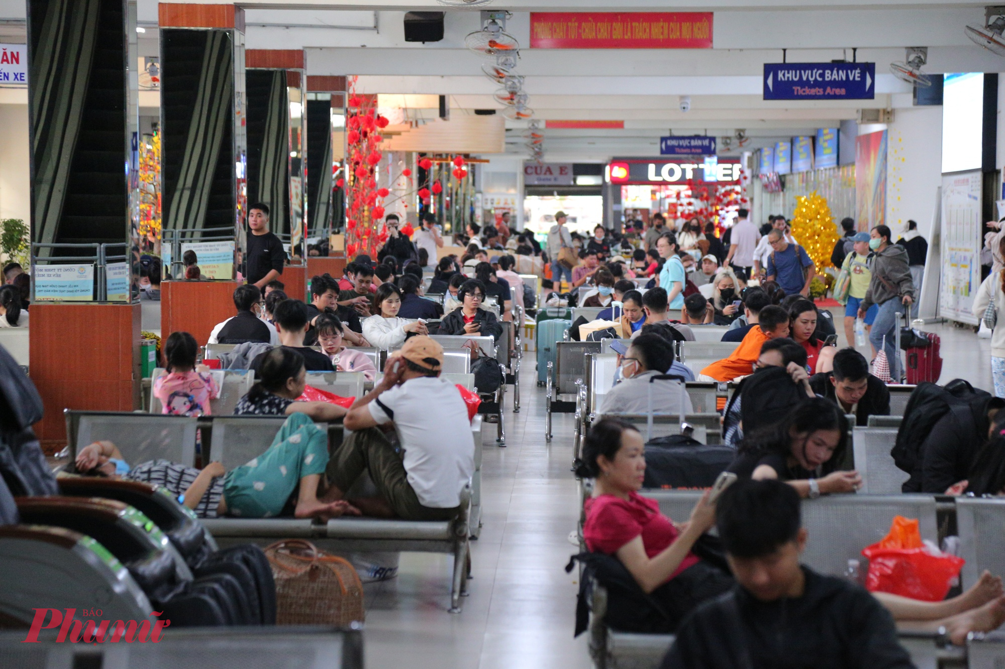 Trong khi đó, chiều cùng ngày, khu vực Bến xe Miền Đông (cũ) cũng ghi nhận không khí nhộn nhịp nhưng không còn đông đúc như khoảng một tuần trước. 