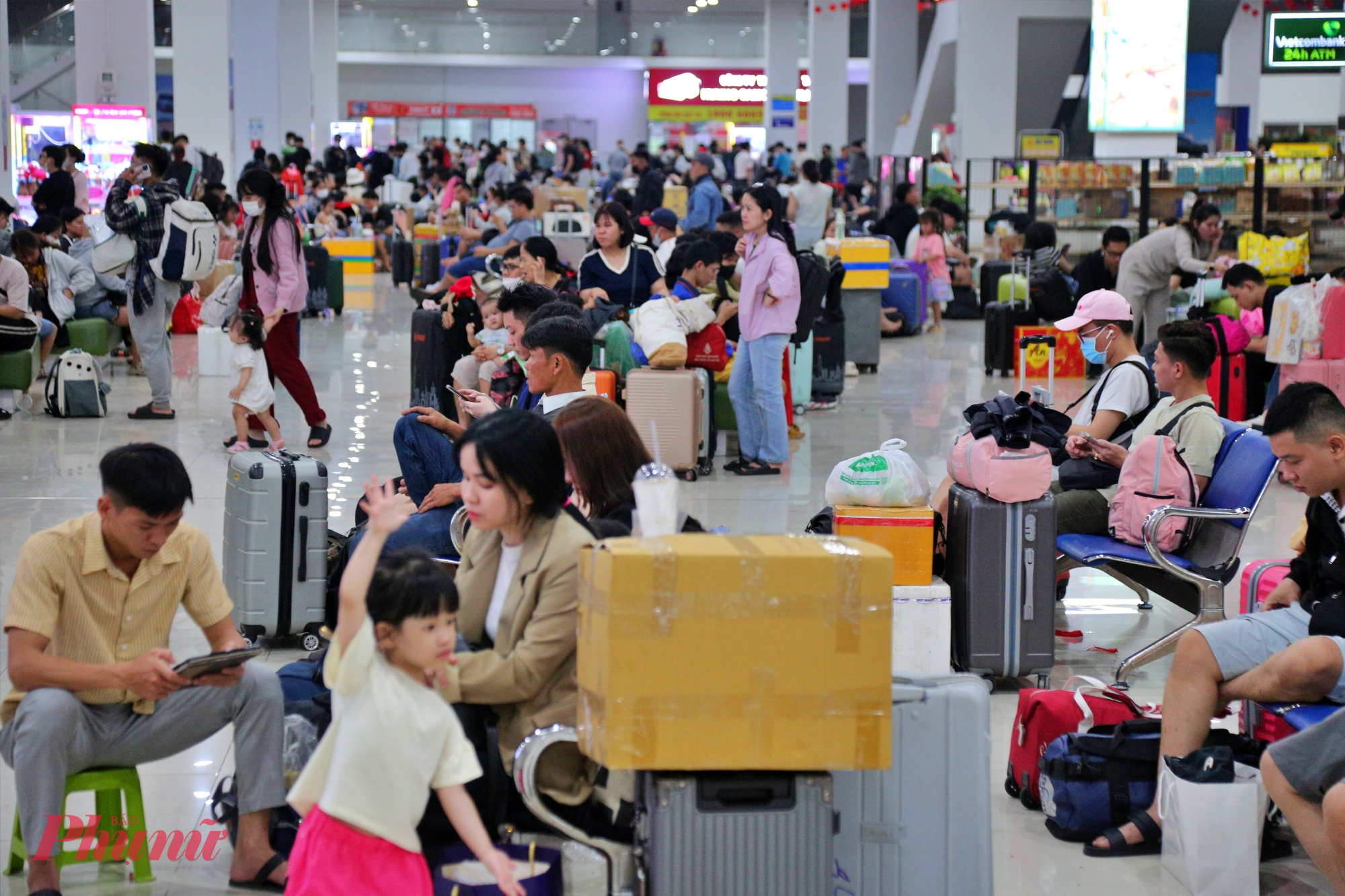 Theo đại diện bến xe, cao điểm trong ngày ghi nhận khoảng 15.000 lượt hành khách với gần 600 chuyến xe xuất bến, chủ yếu phục vụ các tuyến đi miền Trung và miền Bắc. 