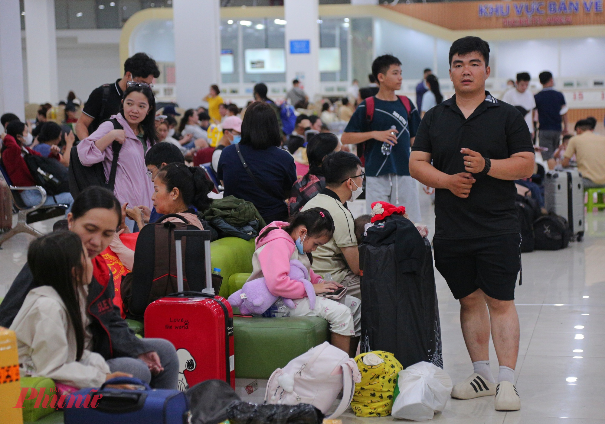 Ghế ngồi chờ hiện đại, nhà chờ rộng rãi, nước uống miễn phí được bố trí tại nhiều điểm. Công tác an ninh trật tự được siết chặt với lực lượng giám sát camera 24/24. Nhà vệ sinh được giữ gìn sạch sẽ, phục vụ miễn phí. 