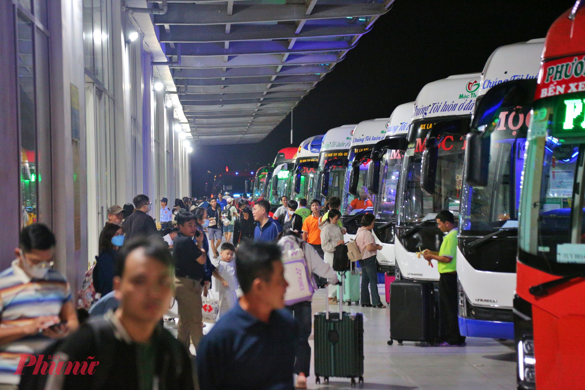 Bến xe cũng bố trí Đoàn thanh niên và lực lượng phản ứng nhanh túc trực, hỗ trợ hành khách đẩy hành lý, hướng dẫn lên xe, đặc biệt với người cao tuổi và gia đình có trẻ nhỏ.