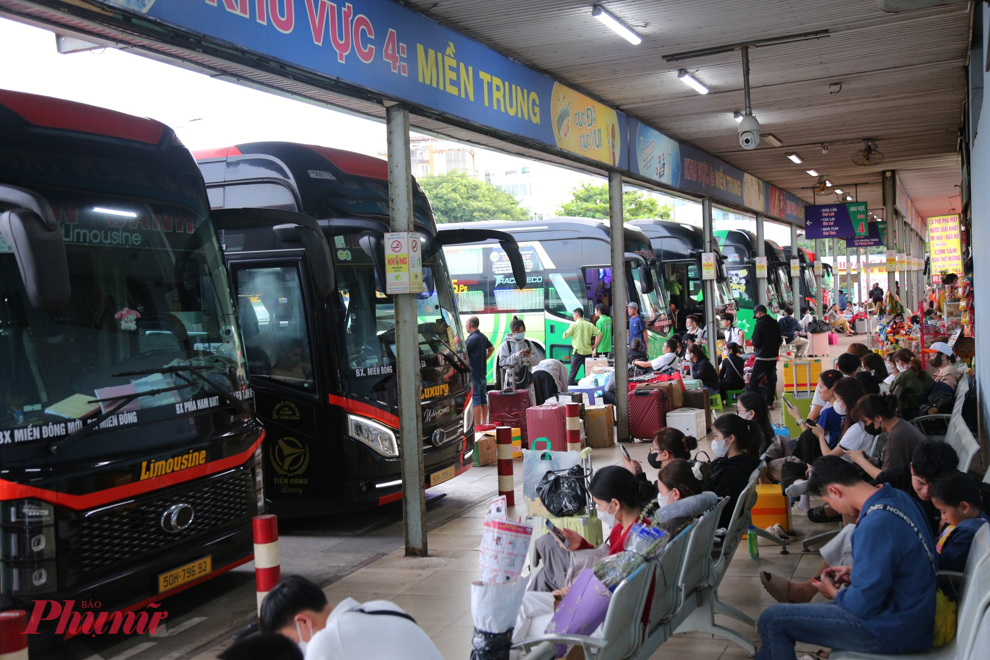 nguyên nhân khiến lượng khách giảm so với tuần trước là do phần lớn hành khách đi các tỉnh Tây Nguyên đã chủ động về quê sớm. Nhờ vậy, trong chiều 26 tháng Chạp, dòng người ra vào bến xe khá đều đặn, không xảy ra tình trạng chen lấn hay quá tải.