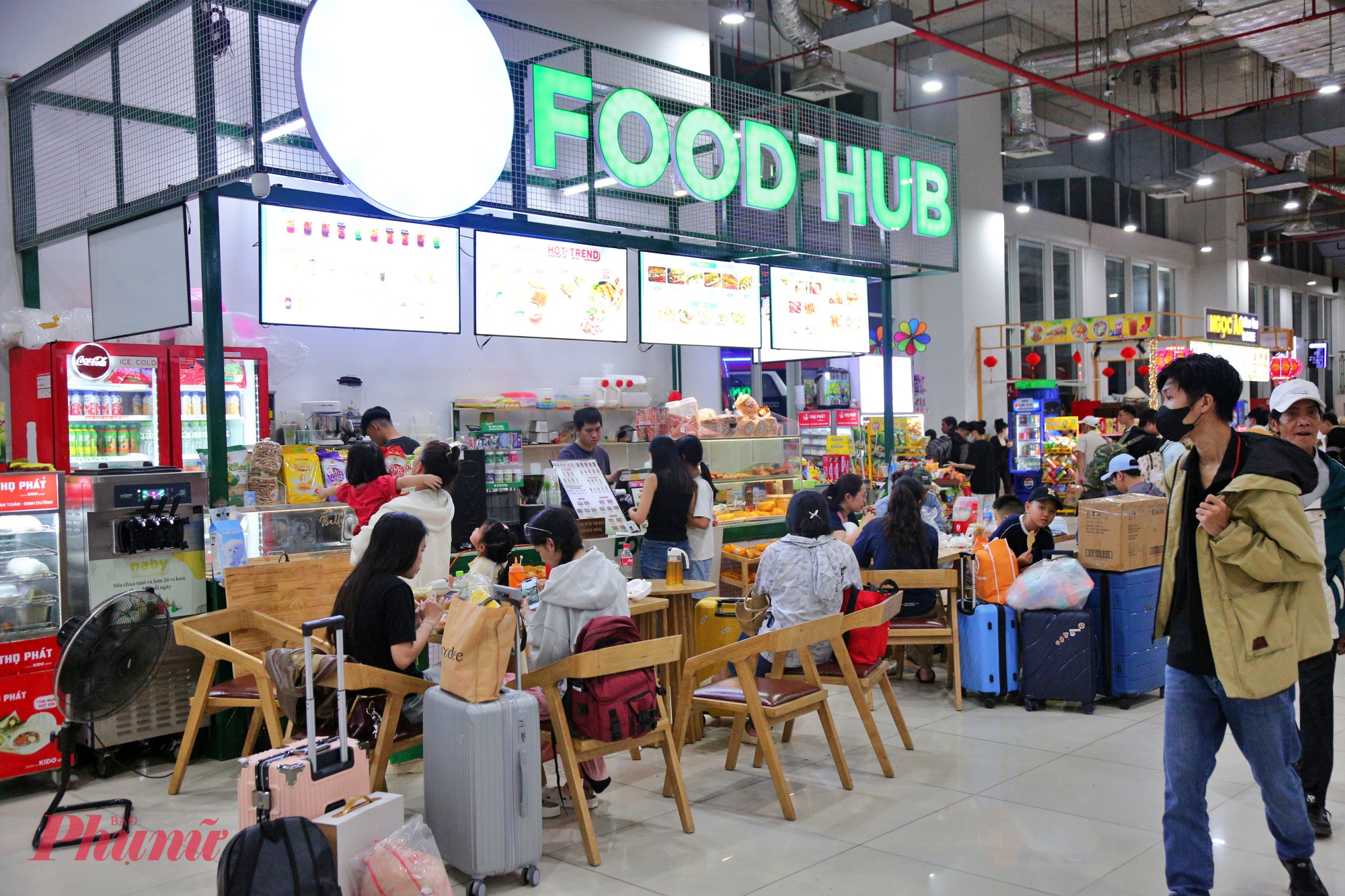 Quầy ăn uống trong bến xe cũng kín hành khách.